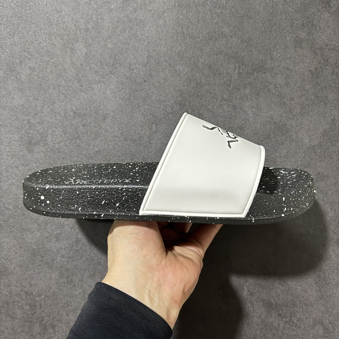 【公司级】Arcteryx Slipper PRO M 始祖鸟一字拖鞋 泼墨街头潮牌沙滩拖鞋 中底设计提供更佳支撑和舒适感受 一片式鞋面搭配加厚衬里 贴合脚面 给予舒适脚感 进口天然橡胶大底 超舒适顶级脚感 纳米纹防滑内底 防滑吸盘鞋底 踩浓浓屎感 秒杀市面一切版本 货号: 0772183363 尺码:36 37 38 39 40 41 42 43 44 45 编码: FJA170180-选品中心