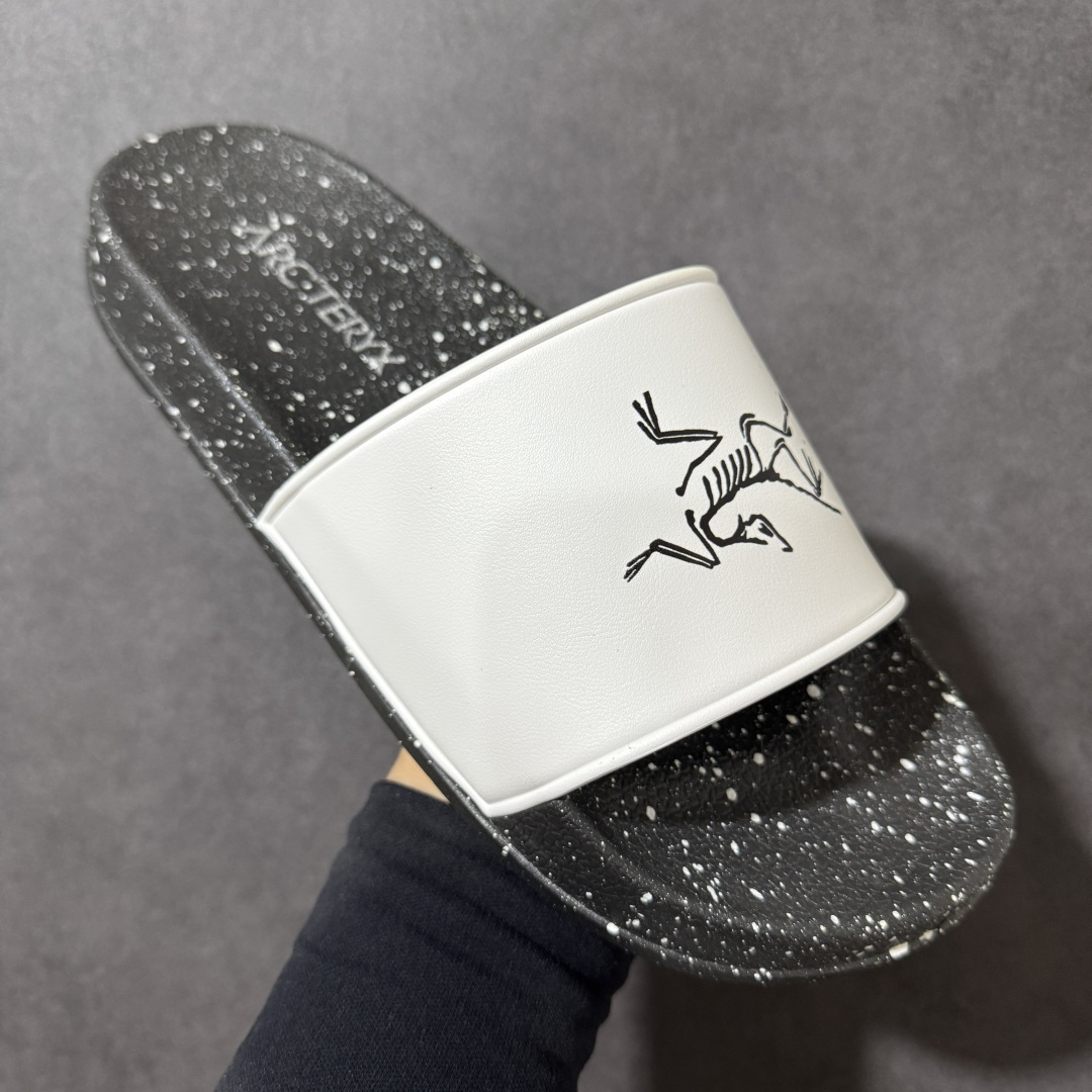 图片[3]-【公司级】Arcteryx Slipper PRO M 始祖鸟一字拖鞋 泼墨街头潮牌沙滩拖鞋 中底设计提供更佳支撑和舒适感受 一片式鞋面搭配加厚衬里 贴合脚面 给予舒适脚感 进口天然橡胶大底 超舒适顶级脚感 纳米纹防滑内底 防滑吸盘鞋底 踩浓浓屎感 秒杀市面一切版本 货号： 0772183363 尺码：36 37 38 39 40 41 42 43 44 45 编码： FJA170180-选品中心