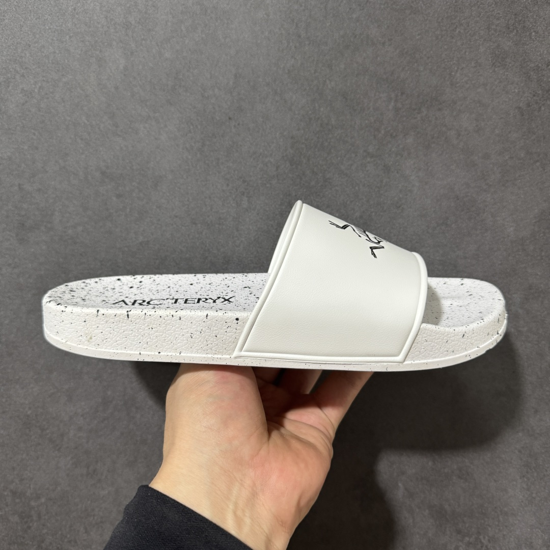 【公司级】Arcteryx Slipper PRO M 始祖鸟一字拖鞋 泼墨街头潮牌沙滩拖鞋 中底设计提供更佳支撑和舒适感受 一片式鞋面搭配加厚衬里 贴合脚面 给予舒适脚感 进口天然橡胶大底 超舒适顶级脚感 纳米纹防滑内底 防滑吸盘鞋底 踩浓浓屎感 秒杀市面一切版本 货号: 0772183363 尺码:36 37 38 39 40 41 42 43 44 45 编码: FJA170180-选品中心