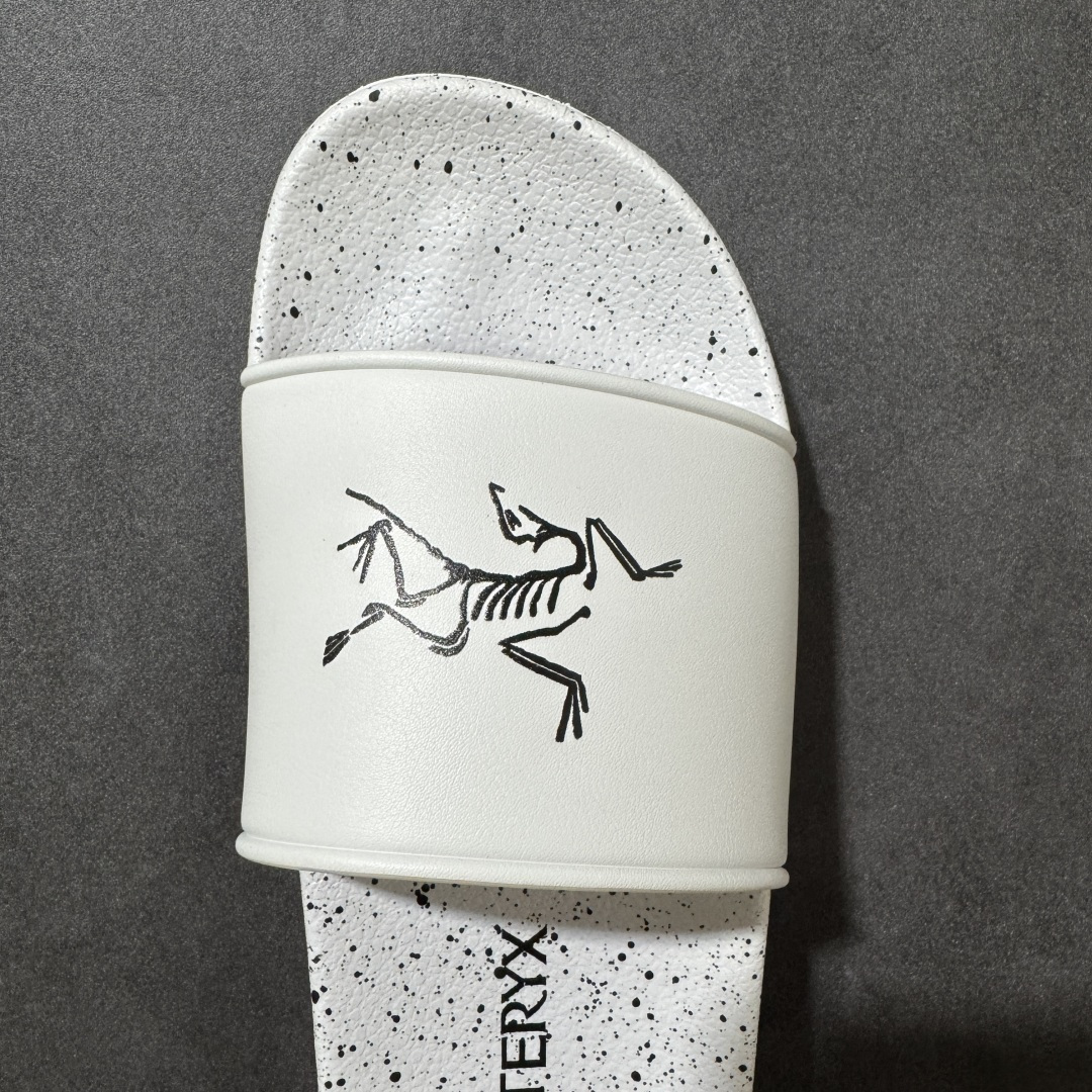 图片[8]-【公司级】Arcteryx Slipper PRO M 始祖鸟一字拖鞋 泼墨街头潮牌沙滩拖鞋 中底设计提供更佳支撑和舒适感受 一片式鞋面搭配加厚衬里 贴合脚面 给予舒适脚感 进口天然橡胶大底 超舒适顶级脚感 纳米纹防滑内底 防滑吸盘鞋底 踩浓浓屎感 秒杀市面一切版本 货号： 0772183363 尺码：36 37 38 39 40 41 42 43 44 45 编码： FJA170180-选品中心