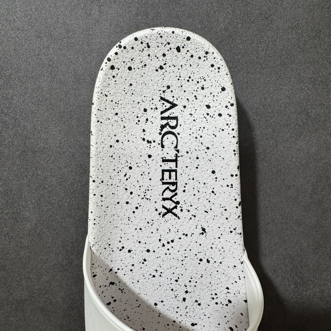 图片[7]-【公司级】Arcteryx Slipper PRO M 始祖鸟一字拖鞋 泼墨街头潮牌沙滩拖鞋 中底设计提供更佳支撑和舒适感受 一片式鞋面搭配加厚衬里 贴合脚面 给予舒适脚感 进口天然橡胶大底 超舒适顶级脚感 纳米纹防滑内底 防滑吸盘鞋底 踩浓浓屎感 秒杀市面一切版本 货号： 0772183363 尺码：36 37 38 39 40 41 42 43 44 45 编码： FJA170180-选品中心