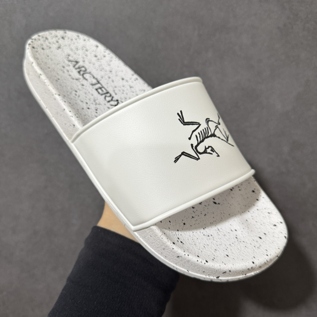 图片[3]-【公司级】Arcteryx Slipper PRO M 始祖鸟一字拖鞋 泼墨街头潮牌沙滩拖鞋 中底设计提供更佳支撑和舒适感受 一片式鞋面搭配加厚衬里 贴合脚面 给予舒适脚感 进口天然橡胶大底 超舒适顶级脚感 纳米纹防滑内底 防滑吸盘鞋底 踩浓浓屎感 秒杀市面一切版本 货号： 0772183363 尺码：36 37 38 39 40 41 42 43 44 45 编码： FJA170180-选品中心
