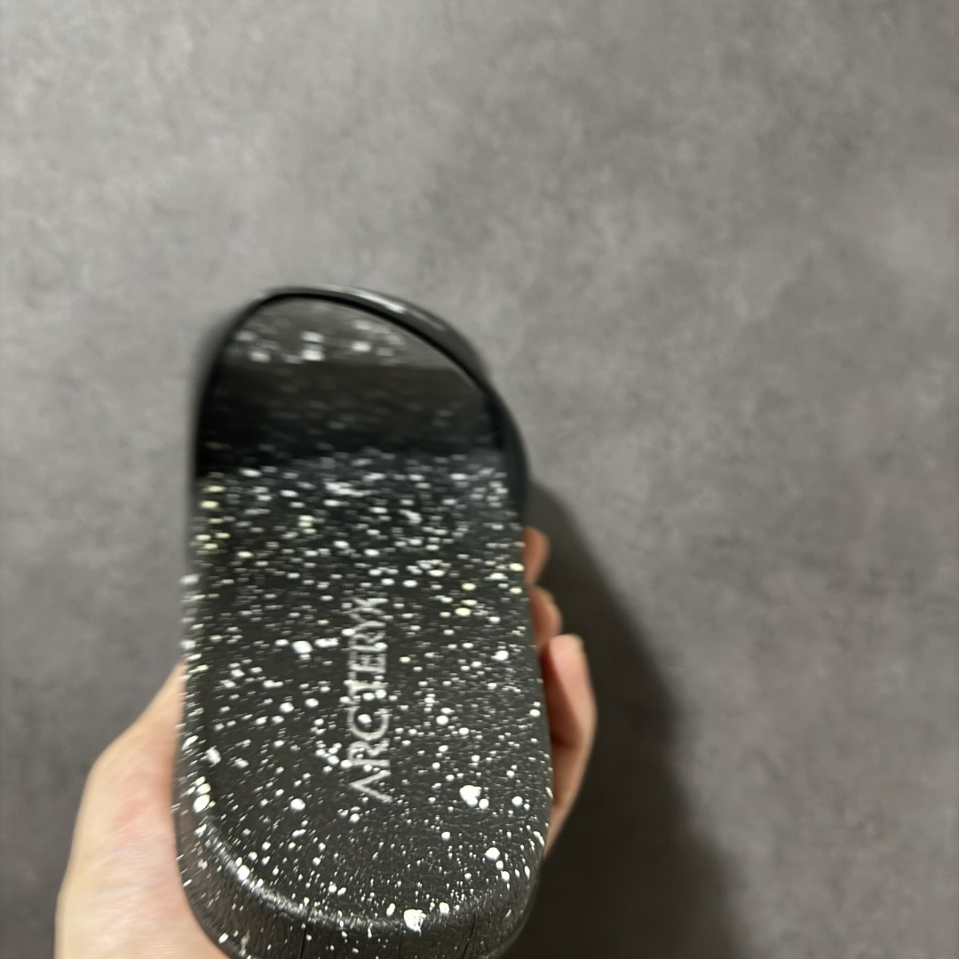 图片[4]-【公司级】Arcteryx Slipper PRO M 始祖鸟一字拖鞋 泼墨街头潮牌沙滩拖鞋 中底设计提供更佳支撑和舒适感受 一片式鞋面搭配加厚衬里 贴合脚面 给予舒适脚感 进口天然橡胶大底 超舒适顶级脚感 纳米纹防滑内底 防滑吸盘鞋底 踩浓浓屎感 秒杀市面一切版本 货号： 0772183363 尺码：36 37 38 39 40 41 42 43 44 45 编码： FJA170180-选品中心