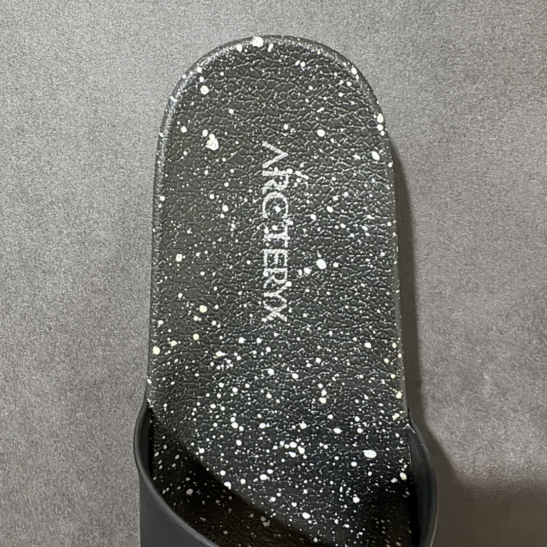 图片[7]-【公司级】Arcteryx Slipper PRO M 始祖鸟一字拖鞋 泼墨街头潮牌沙滩拖鞋 中底设计提供更佳支撑和舒适感受 一片式鞋面搭配加厚衬里 贴合脚面 给予舒适脚感 进口天然橡胶大底 超舒适顶级脚感 纳米纹防滑内底 防滑吸盘鞋底 踩浓浓屎感 秒杀市面一切版本 货号： 0772183363 尺码：36 37 38 39 40 41 42 43 44 45 编码： FJA170180-选品中心