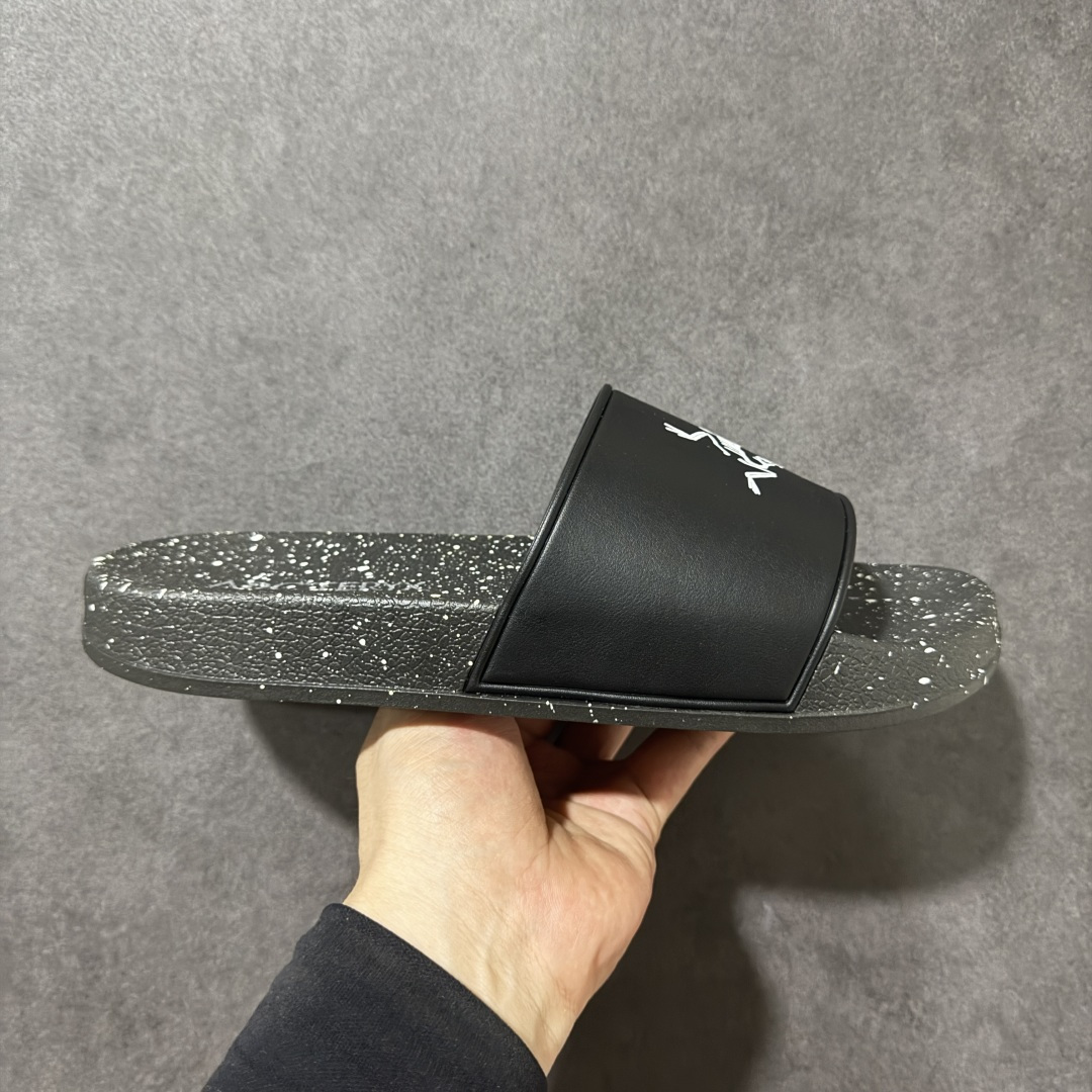 【公司级】Arcteryx Slipper PRO M 始祖鸟一字拖鞋 泼墨街头潮牌沙滩拖鞋 中底设计提供更佳支撑和舒适感受 一片式鞋面搭配加厚衬里 贴合脚面 给予舒适脚感 进口天然橡胶大底 超舒适顶级脚感 纳米纹防滑内底 防滑吸盘鞋底 踩浓浓屎感 秒杀市面一切版本 货号: 0772183363 尺码:36 37 38 39 40 41 42 43 44 45 编码: FJA170180-选品中心