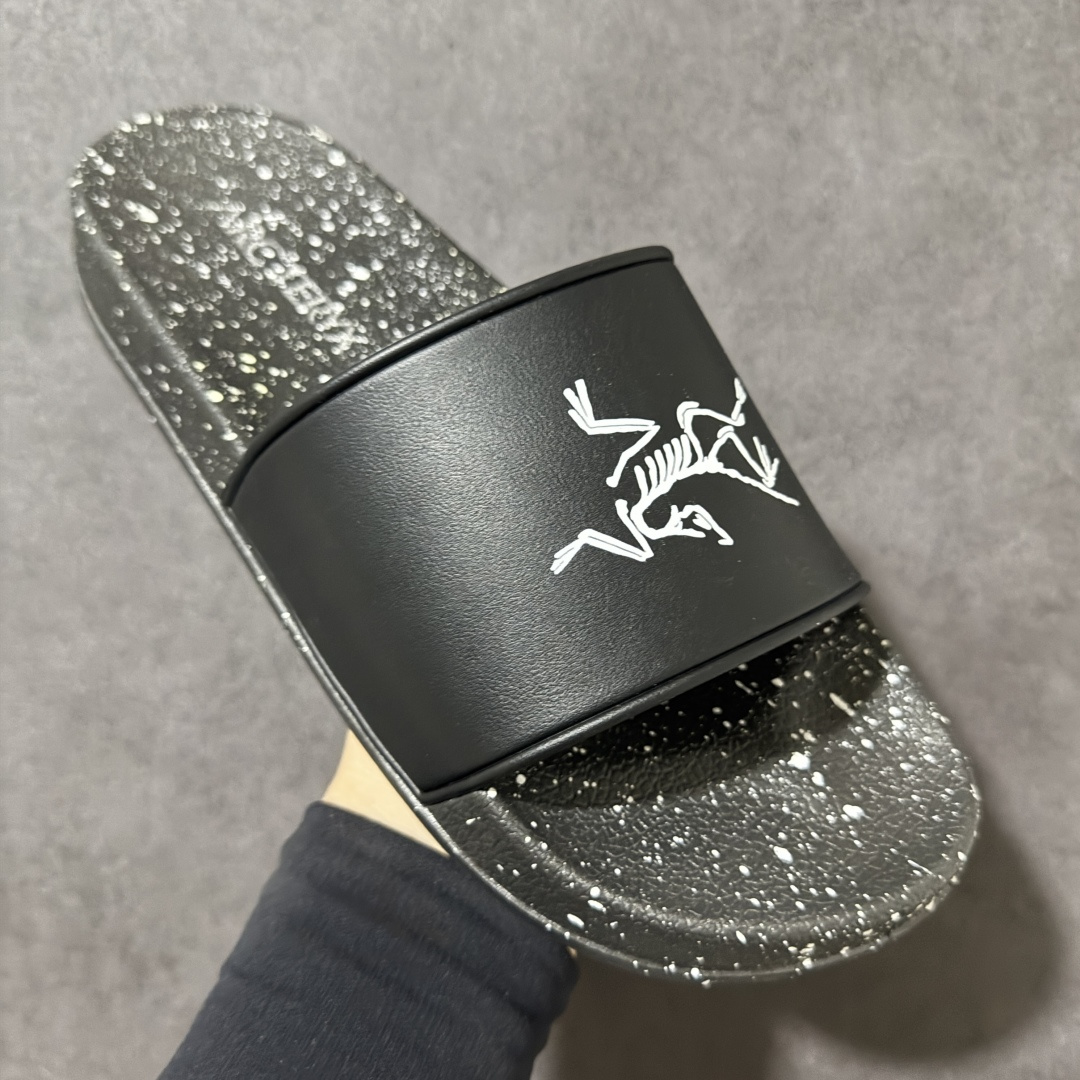 图片[3]-【公司级】Arcteryx Slipper PRO M 始祖鸟一字拖鞋 泼墨街头潮牌沙滩拖鞋 中底设计提供更佳支撑和舒适感受 一片式鞋面搭配加厚衬里 贴合脚面 给予舒适脚感 进口天然橡胶大底 超舒适顶级脚感 纳米纹防滑内底 防滑吸盘鞋底 踩浓浓屎感 秒杀市面一切版本 货号： 0772183363 尺码：36 37 38 39 40 41 42 43 44 45 编码： FJA170180-选品中心