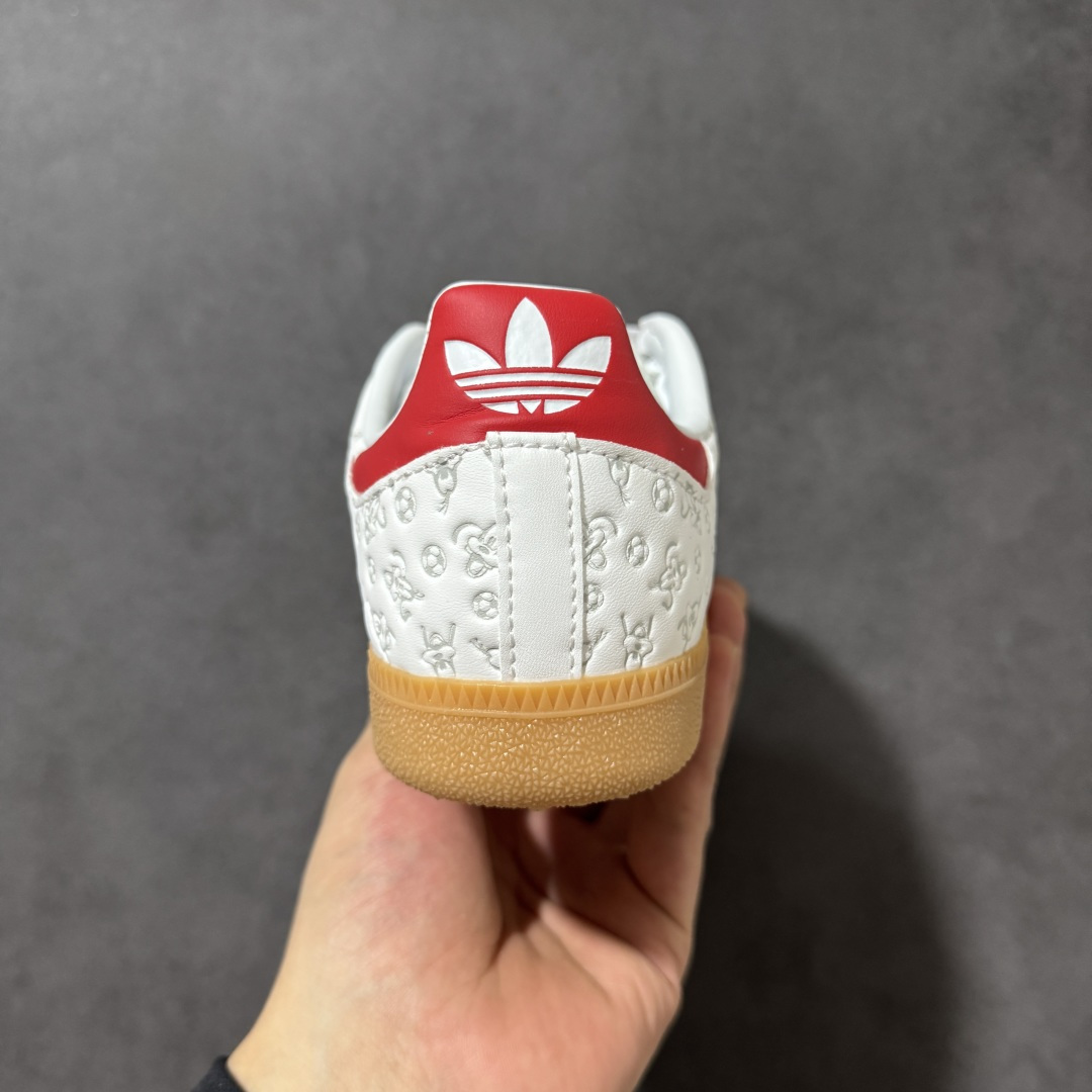图片[4]-【公司级】Addis Original Samba OG 复古桑巴板鞋 这款桑巴鞋展示了高质量的工艺 带有装饰的超锁缝制和无缝的手感 柔软、柔软的皮革造型和标志性的3条纹完成了精致的外观 正规合身鞋带 鞋面上有绒面鞋垫 橡胶鞋底 享受正畸套筒软感 自50年代首次亮相以来就一直在赢得粉丝的青睐 货号：IH1753 尺码：36-45带半码-选品中心