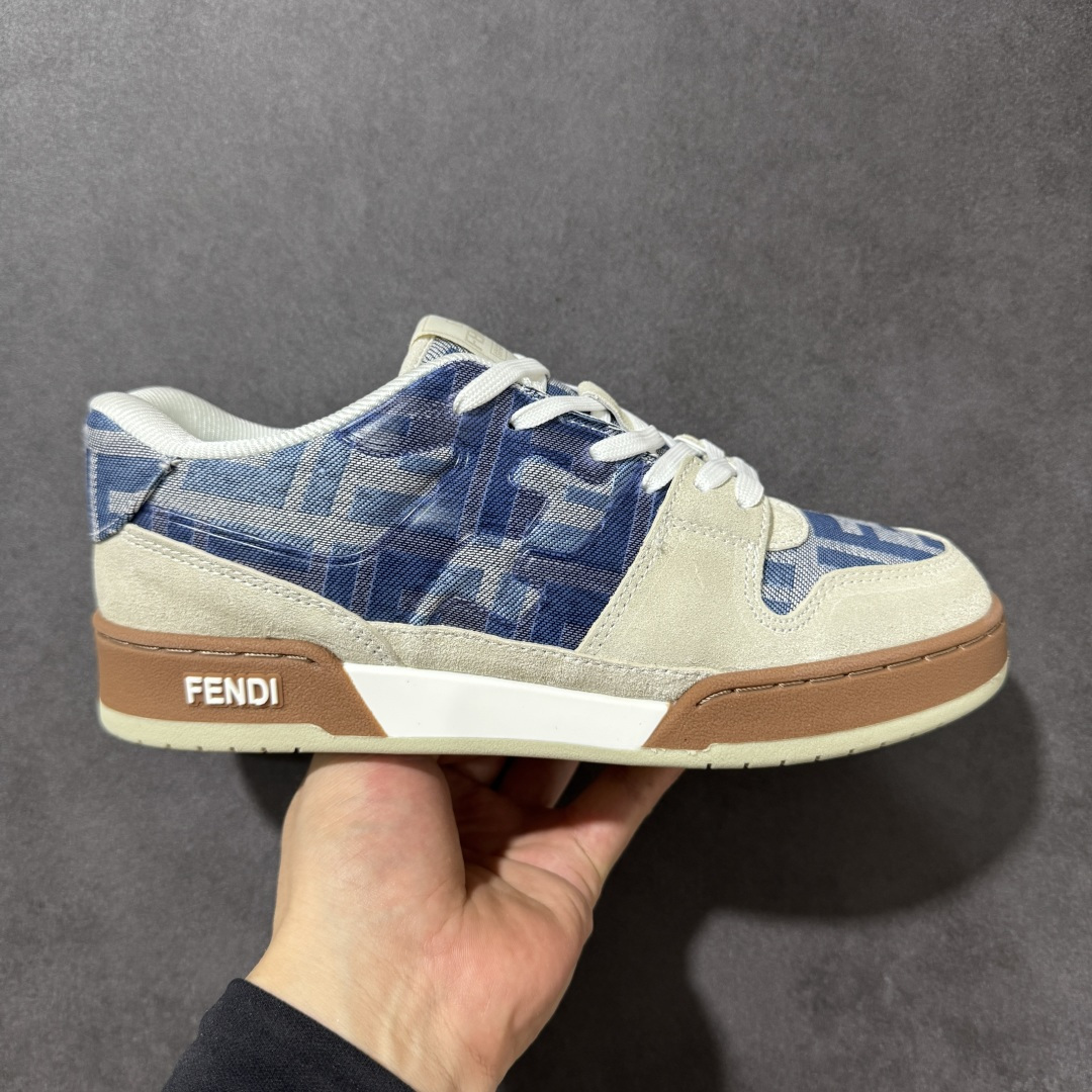 【公司级】FENDI芬迪 Match 皮革 浮雕系带 低帮时尚板鞋 高端性价比-跑量款-高端工艺盒+原厂同步配件 FENDI Match 鞋身采用超柔软粗纹皮革及绒面皮革材质,圆润边沿配合细腻的走线展现出 FENDI 对于品质的严苛把控。为提升 FENDI Match 整体的完成度,侧身的品牌 Logo 线条更纤细,与鞋身浑然一体,加之专属鞋舌标签让整体的层次感拿捏得十分均衡,上脚观感更是彰显了奢侈品鞋款潮流质感的一面。 货号:7E1493AHH2 F1FHS 尺码:35 36 37 38 39 40 41 42 43 44 45 46-选品中心