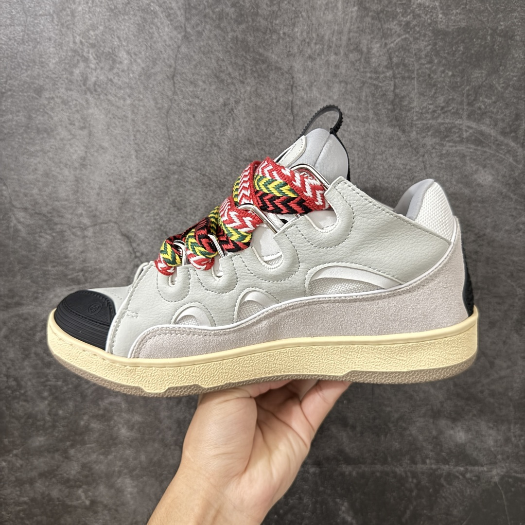 图片[2]-【YH纯原版】 Lanvin Leather Curb Sneakers 浪凡面包鞋 现货 原版1：1开模重工艺制作 面料采用进口牛磨砂➕环保牛反绒➕金钢网织物 内里柔软透气太空棉面料 原版开模双色TPU大底 顶级品质 区别市场流通其他货品 Leather是一款灵感源自90年代的运动鞋 设计自信 尺寸夸张 这款鞋由纳帕小牛皮、翻毛皮和网眼布制成 圆润的外形、加垫的鞋舌和弯曲的金属孔眼使这款精心打造的鞋格外舒适 尺码：36-47-选品中心