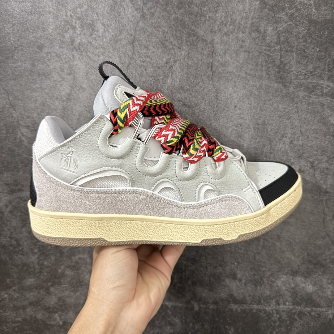 【YH纯原版】 Lanvin Leather Curb Sneakers 浪凡面包鞋 现货 原版1：1开模重工艺制作 面料采用进口牛磨砂➕环保牛反绒➕金钢网织物 内里柔软透气太空棉面料 原版开模双色TPU大底 顶级品质 区别市场流通其他货品 Leather是一款灵感源自90年代的运动鞋 设计自信 尺寸夸张 这款鞋由纳帕小牛皮、翻毛皮和网眼布制成 圆润的外形、加垫的鞋舌和弯曲的金属孔眼使这款精心打造的鞋格外舒适 尺码：36-47-选品中心