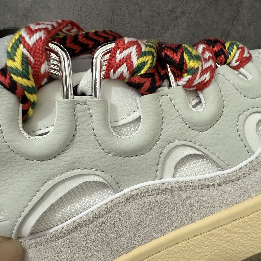 图片[4]-【YH纯原版】 Lanvin Leather Curb Sneakers 浪凡面包鞋 现货 原版1：1开模重工艺制作 面料采用进口牛磨砂➕环保牛反绒➕金钢网织物 内里柔软透气太空棉面料 原版开模双色TPU大底 顶级品质 区别市场流通其他货品 Leather是一款灵感源自90年代的运动鞋 设计自信 尺寸夸张 这款鞋由纳帕小牛皮、翻毛皮和网眼布制成 圆润的外形、加垫的鞋舌和弯曲的金属孔眼使这款精心打造的鞋格外舒适 尺码：36-47-选品中心