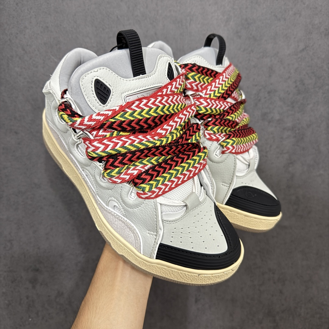 【YH纯原版】 Lanvin Leather Curb Sneakers 浪凡面包鞋 现货 原版1：1开模重工艺制作 面料采用进口牛磨砂➕环保牛反绒➕金钢网织物 内里柔软透气太空棉面料 原版开模双色TPU大底 顶级品质 区别市场流通其他货品 Leather是一款灵感源自90年代的运动鞋 设计自信 尺寸夸张 这款鞋由纳帕小牛皮、翻毛皮和网眼布制成 圆润的外形、加垫的鞋舌和弯曲的金属孔眼使这款精心打造的鞋格外舒适 尺码：36-47-选品中心