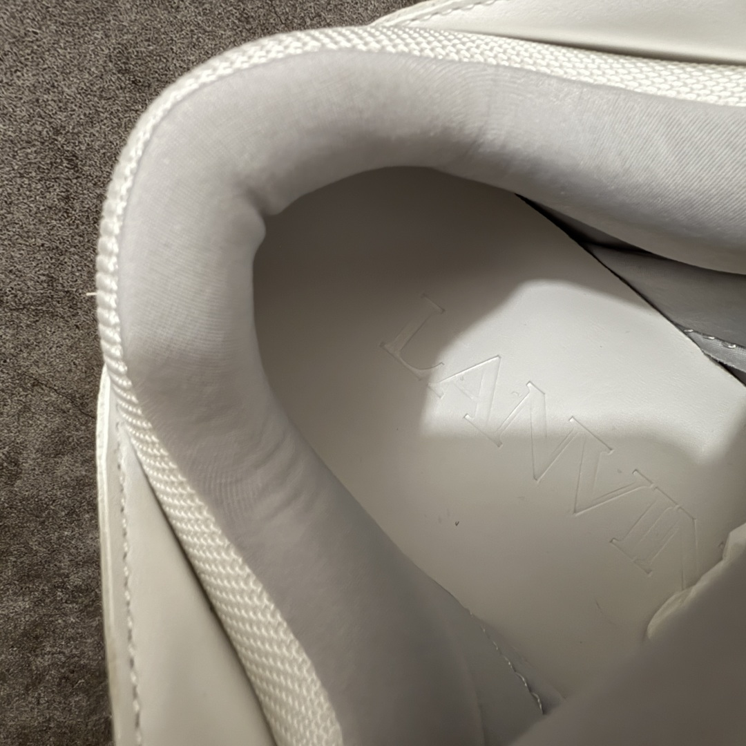 图片[8]-【YH纯原版】 Lanvin Leather Curb Sneakers 浪凡面包鞋 现货 原版1：1开模重工艺制作 面料采用进口牛磨砂➕环保牛反绒➕金钢网织物 内里柔软透气太空棉面料 原版开模双色TPU大底 顶级品质 区别市场流通其他货品 Leather是一款灵感源自90年代的运动鞋 设计自信 尺寸夸张 这款鞋由纳帕小牛皮、翻毛皮和网眼布制成 圆润的外形、加垫的鞋舌和弯曲的金属孔眼使这款精心打造的鞋格外舒适 尺码：36-47-选品中心
