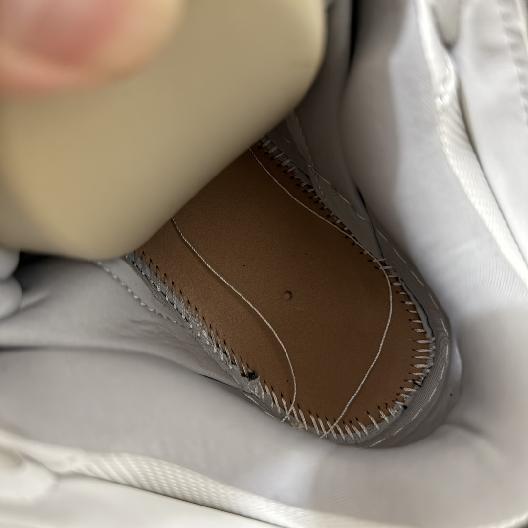 图片[9]-【YH纯原版】 Lanvin Leather Curb Sneakers 浪凡面包鞋 现货 原版1：1开模重工艺制作 面料采用进口牛磨砂➕环保牛反绒➕金钢网织物 内里柔软透气太空棉面料 原版开模双色TPU大底 顶级品质 区别市场流通其他货品 Leather是一款灵感源自90年代的运动鞋 设计自信 尺寸夸张 这款鞋由纳帕小牛皮、翻毛皮和网眼布制成 圆润的外形、加垫的鞋舌和弯曲的金属孔眼使这款精心打造的鞋格外舒适 尺码：36-47-选品中心