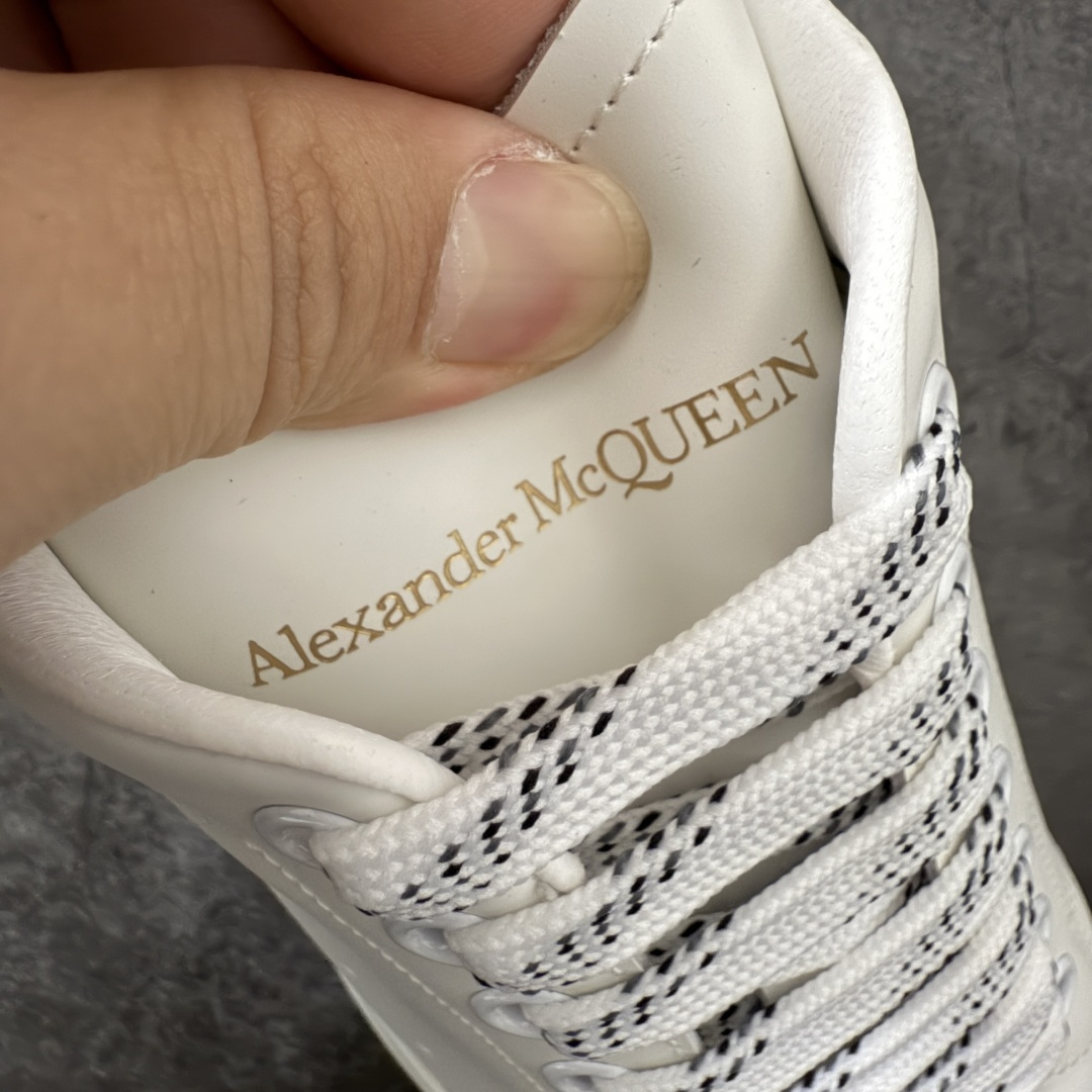 图片[5]-【XC2.0版本】潮奢系列Alexander McQueen亚历山大麦昆 Oversized出货！ 独家匹配公司货男女分段！分版型！男鞋扁头低趴鞋型！女鞋圆头！区别市场通货！ ＃大底采用独家私模＋TPU进口料打造 ＃邦面调用原厂硬头层＋内里小羊皮＋鞋垫小羊皮 超高柔软度 ＃调用原厂菲林档案打造原版烫金字体 ＃内盒配件附赠高密度鞋带＋立体高频手提袋 ＃独家定制黑金礼品盒 档次拉满 尺码：35 36 37 38 39 40 41 42 43 44 45 46 正常运动鞋尺码 脚瘦可偏小选码-选品中心