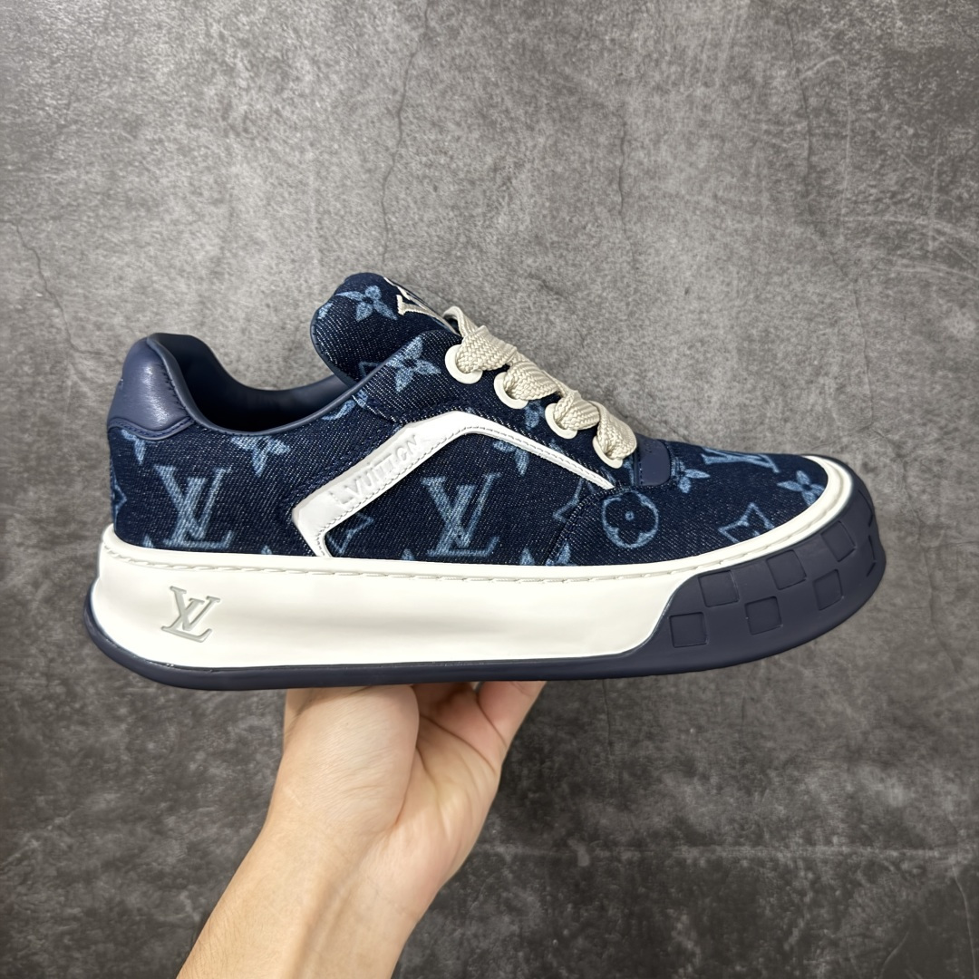 【HS顶级礼盒版】LV 路易威登LOUIS VUITTON Tilted Low Sneakers 倾斜系列低帮复古休闲运动文化百搭板鞋 2026早春款板鞋 饼干鞋 礼盒包装 私模开发大底 正确细节 原鞋原材料1：1打造 完美版型做工 欢迎对比市场任何品质的货品 广东原产 专业LV大厂出品 正确底 大底开发近半年 原楦型开发纸版 全鞋原材料打造 细节 针车 烫金 中底无可挑剔 包装说明书防尘布袋物件(附送官方快递加固牛皮纸外盒!!)# 尺码：39 40 41 42 43 44 45 46-选品中心