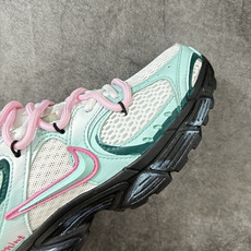 Nike V5 RNR 手工绘制恶作剧涂鸦 复古做旧 解构绑带 舒适百搭防滑耐磨 低帮跑步鞋此款为人工手 Nike V5 RNR 手工绘制恶作剧涂鸦 复古做旧 解构绑带 舒适百搭防滑耐磨 低帮跑步鞋此款为人工手