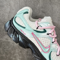 Nike V5 RNR 手工绘制恶作剧涂鸦 复古做旧 解构绑带 舒适百搭防滑耐磨 低帮跑步鞋此款为人工手 Nike V5 RNR 手工绘制恶作剧涂鸦 复古做旧 解构绑带 舒适百搭防滑耐磨 低帮跑步鞋此款为人工手