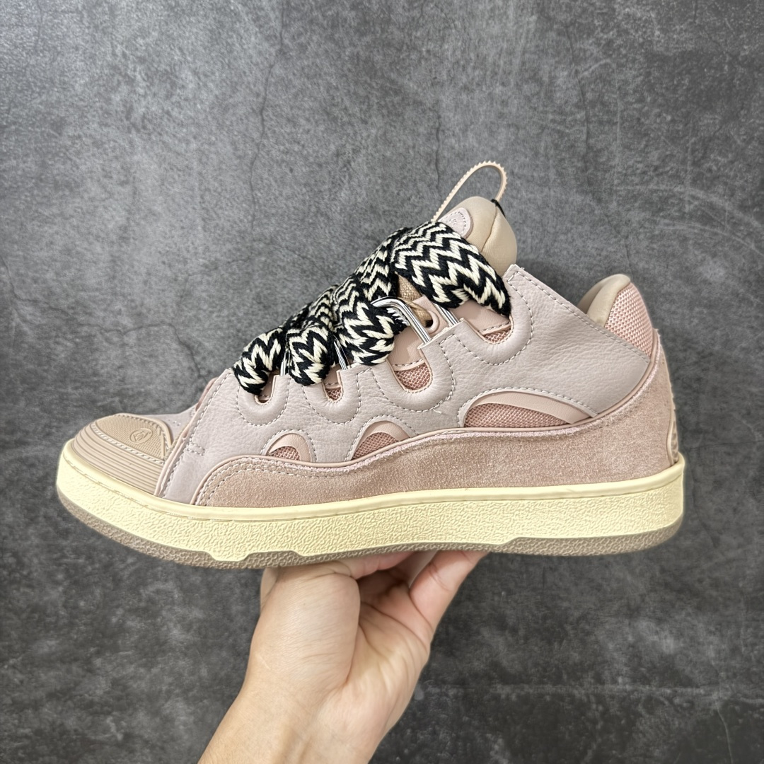 图片[2]-【YH纯原版】 Lanvin Leather Curb Sneakers 浪凡面包鞋 现货 原版1：1开模重工艺制作 面料采用进口牛磨砂➕环保牛反绒➕金钢网织物 内里柔软透气太空棉面料 原版开模双色TPU大底 顶级品质 区别市场流通其他货品 Leather是一款灵感源自90年代的运动鞋 设计自信 尺寸夸张 这款鞋由纳帕小牛皮、翻毛皮和网眼布制成 圆润的外形、加垫的鞋舌和弯曲的金属孔眼使这款精心打造的鞋格外舒适 尺码：36-47-选品中心
