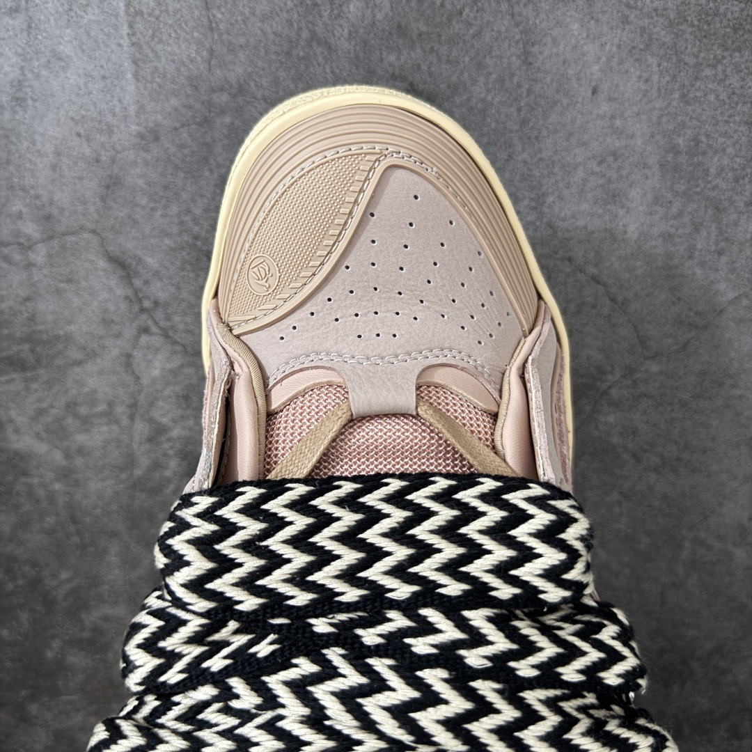 图片[5]-【YH纯原版】 Lanvin Leather Curb Sneakers 浪凡面包鞋 现货 原版1：1开模重工艺制作 面料采用进口牛磨砂➕环保牛反绒➕金钢网织物 内里柔软透气太空棉面料 原版开模双色TPU大底 顶级品质 区别市场流通其他货品 Leather是一款灵感源自90年代的运动鞋 设计自信 尺寸夸张 这款鞋由纳帕小牛皮、翻毛皮和网眼布制成 圆润的外形、加垫的鞋舌和弯曲的金属孔眼使这款精心打造的鞋格外舒适 尺码：36-47-选品中心