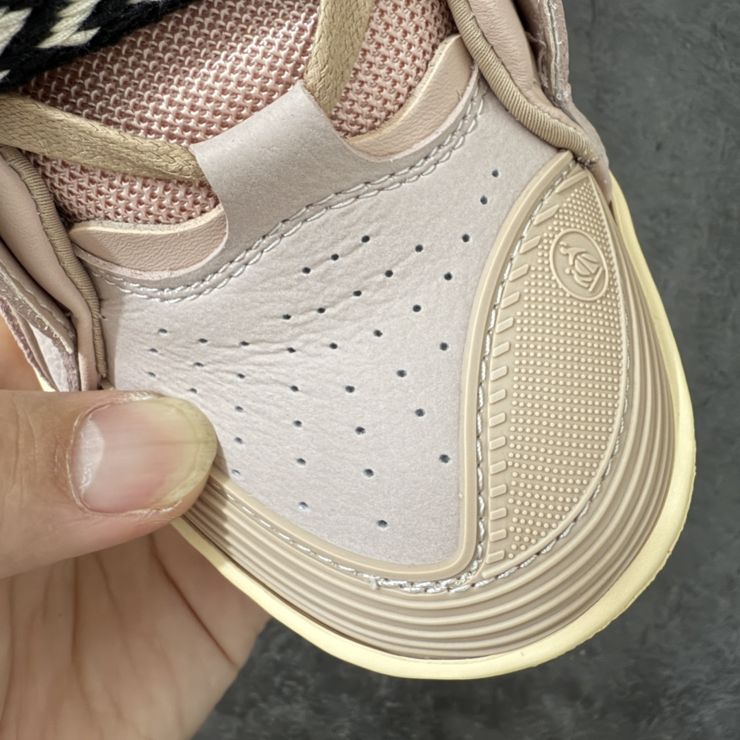 图片[5]-【YH纯原版】 Lanvin Leather Curb Sneakers 浪凡面包鞋 现货 原版1：1开模重工艺制作 面料采用进口牛磨砂➕环保牛反绒➕金钢网织物 内里柔软透气太空棉面料 原版开模双色TPU大底 顶级品质 区别市场流通其他货品 Leather是一款灵感源自90年代的运动鞋 设计自信 尺寸夸张 这款鞋由纳帕小牛皮、翻毛皮和网眼布制成 圆润的外形、加垫的鞋舌和弯曲的金属孔眼使这款精心打造的鞋格外舒适 尺码：36-47-选品中心