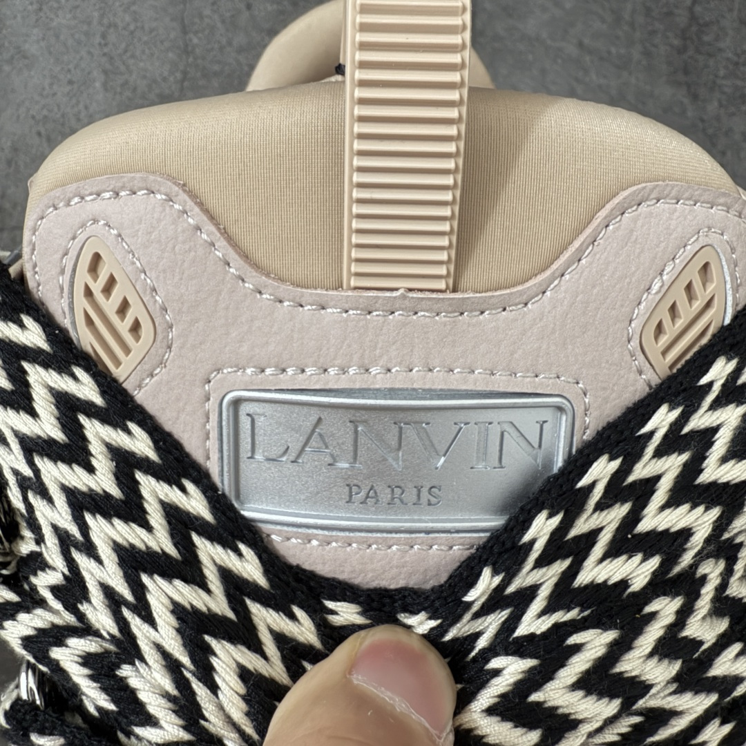 图片[6]-【YH纯原版】 Lanvin Leather Curb Sneakers 浪凡面包鞋 现货 原版1：1开模重工艺制作 面料采用进口牛磨砂➕环保牛反绒➕金钢网织物 内里柔软透气太空棉面料 原版开模双色TPU大底 顶级品质 区别市场流通其他货品 Leather是一款灵感源自90年代的运动鞋 设计自信 尺寸夸张 这款鞋由纳帕小牛皮、翻毛皮和网眼布制成 圆润的外形、加垫的鞋舌和弯曲的金属孔眼使这款精心打造的鞋格外舒适 尺码：36-47-选品中心