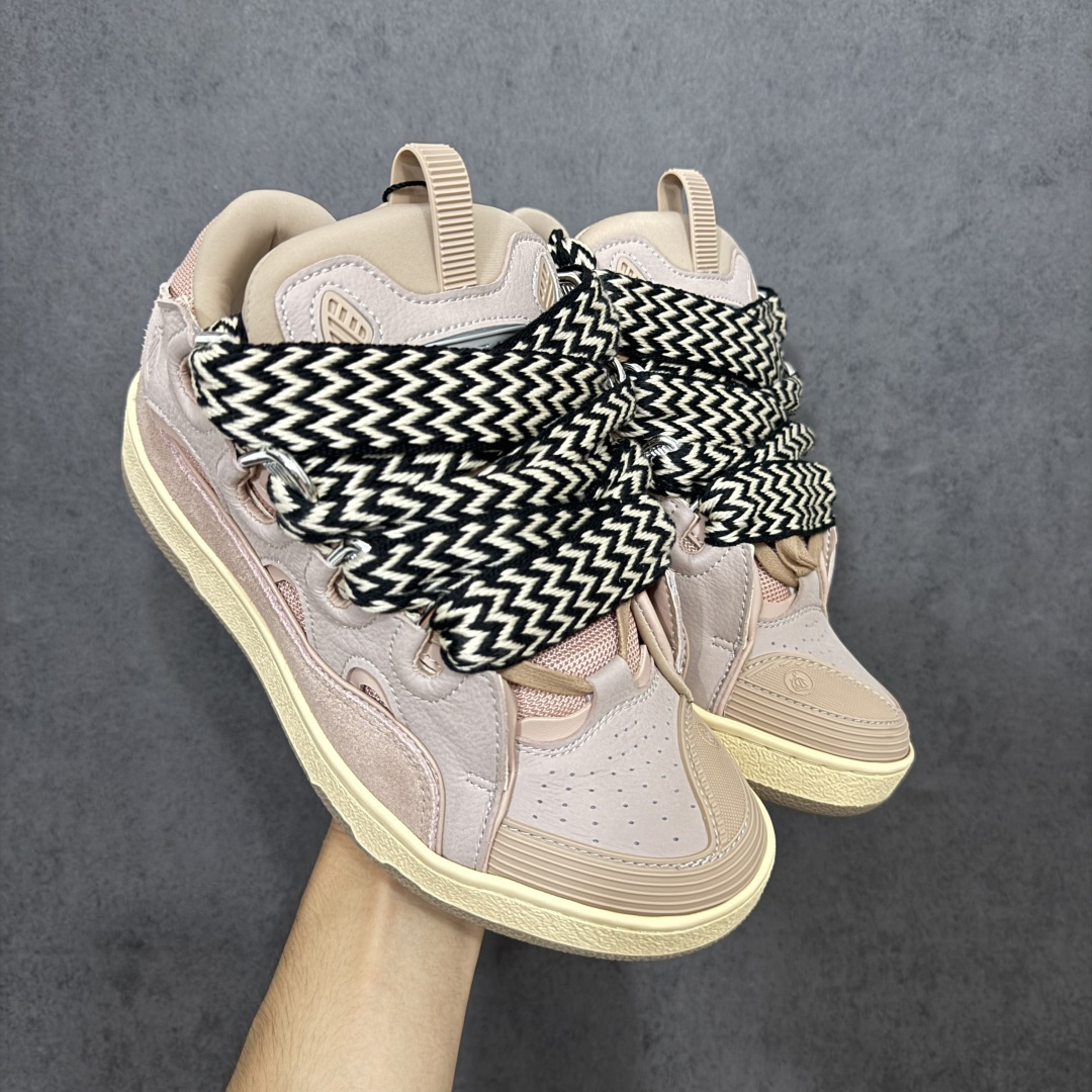 【YH纯原版】 Lanvin Leather Curb Sneakers 浪凡面包鞋 现货 原版1:1开模重工艺制作 面料采用进口牛磨砂➕环保牛反绒➕金钢网织物 内里柔软透气太空棉面料 原版开模双色TPU大底 顶级品质 区别市场流通其他货品 Leather是一款灵感源自90年代的运动鞋 设计自信 尺寸夸张 这款鞋由纳帕小牛皮、翻毛皮和网眼布制成 圆润的外形、加垫的鞋舌和弯曲的金属孔眼使这款精心打造的鞋格外舒适 尺码:36-47-选品中心