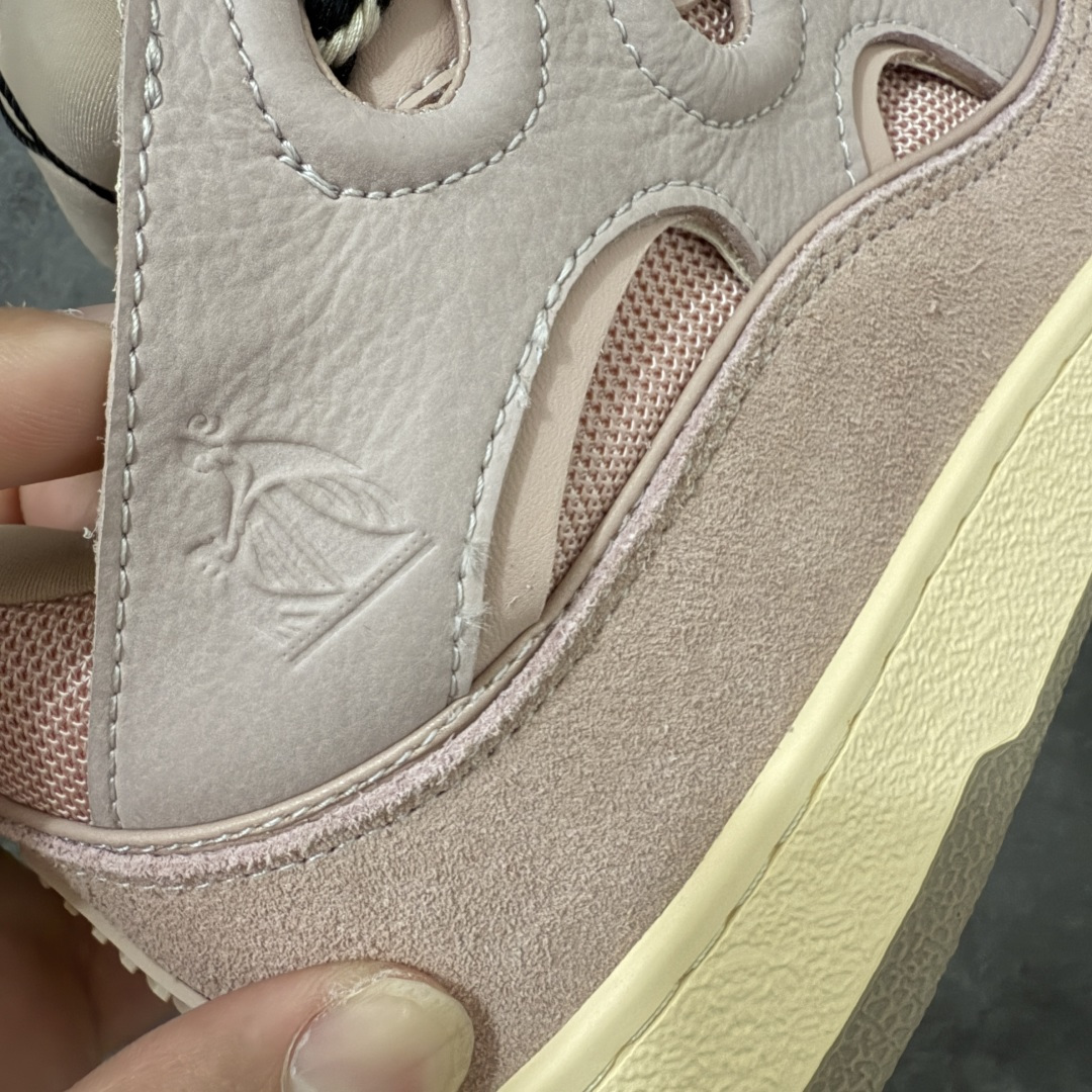图片[3]-【YH纯原版】 Lanvin Leather Curb Sneakers 浪凡面包鞋 现货 原版1：1开模重工艺制作 面料采用进口牛磨砂➕环保牛反绒➕金钢网织物 内里柔软透气太空棉面料 原版开模双色TPU大底 顶级品质 区别市场流通其他货品 Leather是一款灵感源自90年代的运动鞋 设计自信 尺寸夸张 这款鞋由纳帕小牛皮、翻毛皮和网眼布制成 圆润的外形、加垫的鞋舌和弯曲的金属孔眼使这款精心打造的鞋格外舒适 尺码：36-47-选品中心