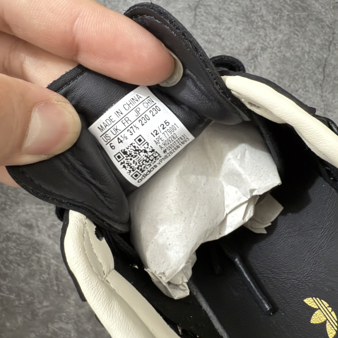 图片[7]-【渠道纯原】adidas originals Samba 贴合舒适 德训鞋 男女同款 黑白色 HQ9282 口碑大厂出品 品控大底版型不断改良更新 全套原纸板楦头开发 确保原汁原味 完美呈现桑巴版型 一比一鞋头弧度高度鞋身弧度 原厂头层皮料 东莞正确编织面 区别通货 细节品控鞋型随意对比 正确烫金高频细节 独家私模橡胶大底 原盒原配 尺码：35.5 36 36.5 37.5 38 38.5 39 40 40.5 41 42 42.5 43 44 44.5 45-选品中心