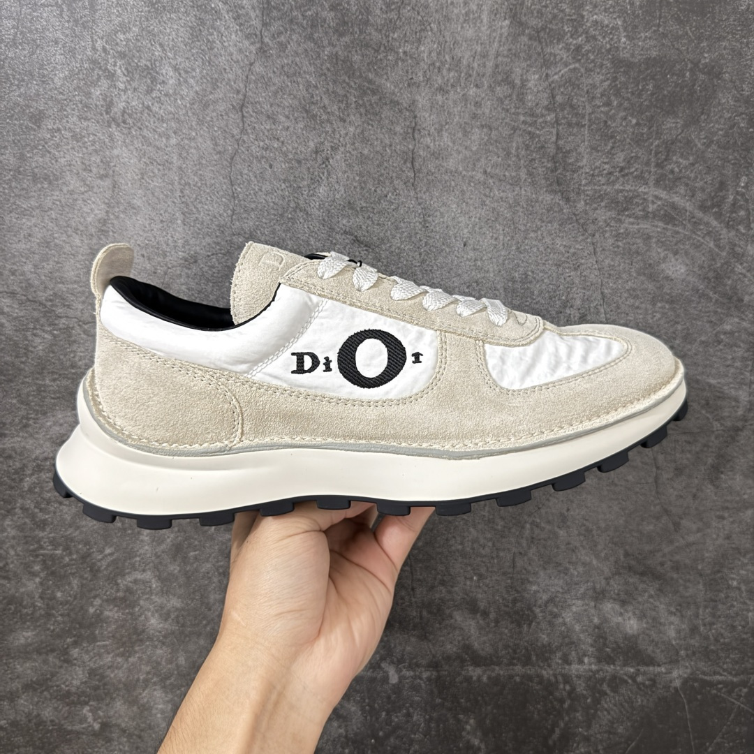 【佛山超A版】Dior 迪奥 Squash 系列低帮厚底休闲运动鞋 代购同渠道品质 高端零售 外贸充正专供 原版购入开发 ZP级全套包装 完美楦型 正确卡色 质感媲美原版 细节与原版一致 请注意区分市面通货材 这款乔纳森·安德森 (Jonathan Anderson) 精心设计的 Dior Squash 运动鞋采用鞋面外翻式缝合结构，展现鲜明的现代风范，既舒适又时尚，彰显 Dior 工坊精湛的鞋履制作工艺。柔软和透气的绒面牛皮革搭配经久耐用的尼龙和轻盈鞋底，舒适百搭的设计可为各式造型提升格调 配送精美包装 ▪️面料： 原版定制进口头层牛皮 ▪️内里：定制进口羊皮网里 ▪️鞋底：原版开模防滑橡胶材质 ▪️底厚：4CM ▪️尺码： 男款39-46-选品中心
