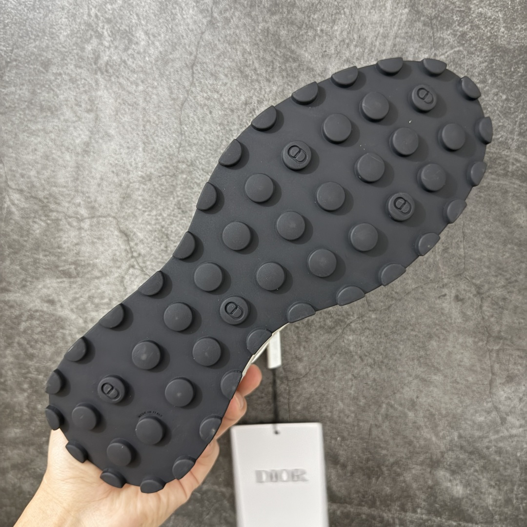 图片[9]-【佛山超A版】Dior 迪奥 Squash 系列低帮厚底休闲运动鞋 代购同渠道品质 高端零售 外贸充正专供 原版购入开发 ZP级全套包装 完美楦型 正确卡色 质感媲美原版 细节与原版一致 请注意区分市面通货材 这款乔纳森·安德森 (Jonathan Anderson) 精心设计的 Dior Squash 运动鞋采用鞋面外翻式缝合结构，展现鲜明的现代风范，既舒适又时尚，彰显 Dior 工坊精湛的鞋履制作工艺。柔软和透气的绒面牛皮革搭配经久耐用的尼龙和轻盈鞋底，舒适百搭的设计可为各式造型提升格调 配送精美包装 ▪️面料： 原版定制进口头层牛皮 ▪️内里：定制进口羊皮网里 ▪️鞋底：原版开模防滑橡胶材质 ▪️底厚：4CM ▪️尺码： 男款39-46-选品中心