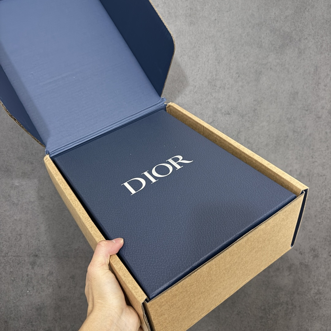 图片[14]-【佛山超A版】Dior 迪奥 Squash 系列低帮厚底休闲运动鞋 代购同渠道品质 高端零售 外贸充正专供 原版购入开发 ZP级全套包装 完美楦型 正确卡色 质感媲美原版 细节与原版一致 请注意区分市面通货材 这款乔纳森·安德森 (Jonathan Anderson) 精心设计的 Dior Squash 运动鞋采用鞋面外翻式缝合结构，展现鲜明的现代风范，既舒适又时尚，彰显 Dior 工坊精湛的鞋履制作工艺。柔软和透气的绒面牛皮革搭配经久耐用的尼龙和轻盈鞋底，舒适百搭的设计可为各式造型提升格调 配送精美包装 ▪️面料： 原版定制进口头层牛皮 ▪️内里：定制进口羊皮网里 ▪️鞋底：原版开模防滑橡胶材质 ▪️底厚：4CM ▪️尺码： 男款39-46-选品中心