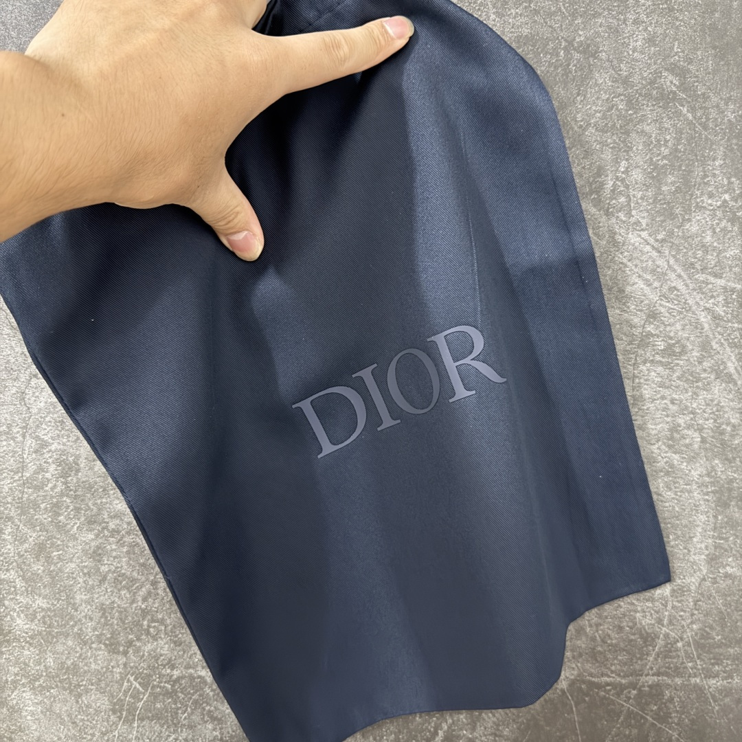 图片[11]-【佛山超A版】Dior 迪奥 Squash 系列低帮厚底休闲运动鞋 代购同渠道品质 高端零售 外贸充正专供 原版购入开发 ZP级全套包装 完美楦型 正确卡色 质感媲美原版 细节与原版一致 请注意区分市面通货材 这款乔纳森·安德森 (Jonathan Anderson) 精心设计的 Dior Squash 运动鞋采用鞋面外翻式缝合结构，展现鲜明的现代风范，既舒适又时尚，彰显 Dior 工坊精湛的鞋履制作工艺。柔软和透气的绒面牛皮革搭配经久耐用的尼龙和轻盈鞋底，舒适百搭的设计可为各式造型提升格调 配送精美包装 ▪️面料： 原版定制进口头层牛皮 ▪️内里：定制进口羊皮网里 ▪️鞋底：原版开模防滑橡胶材质 ▪️底厚：4CM ▪️尺码： 男款39-46-选品中心