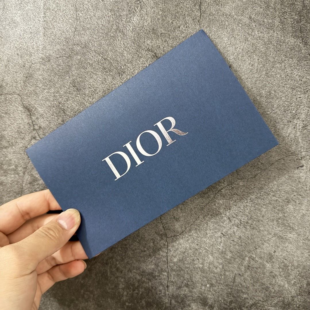 图片[10]-【佛山超A版】Dior 迪奥 Squash 系列低帮厚底休闲运动鞋 代购同渠道品质 高端零售 外贸充正专供 原版购入开发 ZP级全套包装 完美楦型 正确卡色 质感媲美原版 细节与原版一致 请注意区分市面通货材 这款乔纳森·安德森 (Jonathan Anderson) 精心设计的 Dior Squash 运动鞋采用鞋面外翻式缝合结构，展现鲜明的现代风范，既舒适又时尚，彰显 Dior 工坊精湛的鞋履制作工艺。柔软和透气的绒面牛皮革搭配经久耐用的尼龙和轻盈鞋底，舒适百搭的设计可为各式造型提升格调 配送精美包装 ▪️面料： 原版定制进口头层牛皮 ▪️内里：定制进口羊皮网里 ▪️鞋底：原版开模防滑橡胶材质 ▪️底厚：4CM ▪️尺码： 男款39-46-选品中心