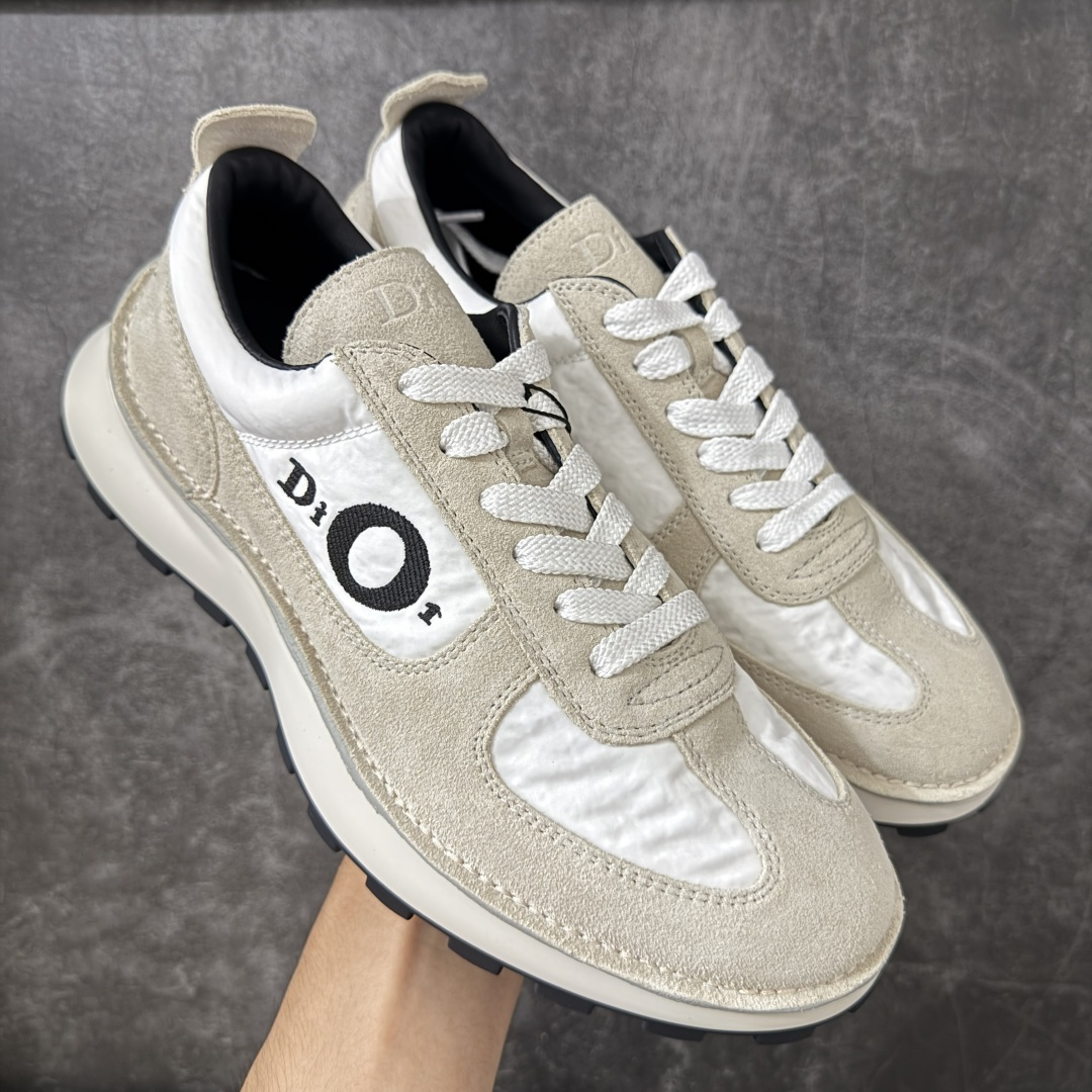 【佛山超A版】Dior 迪奥 Squash 系列低帮厚底休闲运动鞋 代购同渠道品质 高端零售 外贸充正专供 原版购入开发 ZP级全套包装 完美楦型 正确卡色 质感媲美原版 细节与原版一致 请注意区分市面通货材 这款乔纳森·安德森 (Jonathan Anderson) 精心设计的 Dior Squash 运动鞋采用鞋面外翻式缝合结构，展现鲜明的现代风范，既舒适又时尚，彰显 Dior 工坊精湛的鞋履制作工艺。柔软和透气的绒面牛皮革搭配经久耐用的尼龙和轻盈鞋底，舒适百搭的设计可为各式造型提升格调 配送精美包装 ▪️面料： 原版定制进口头层牛皮 ▪️内里：定制进口羊皮网里 ▪️鞋底：原版开模防滑橡胶材质 ▪️底厚：4CM ▪️尺码： 男款39-46-选品中心