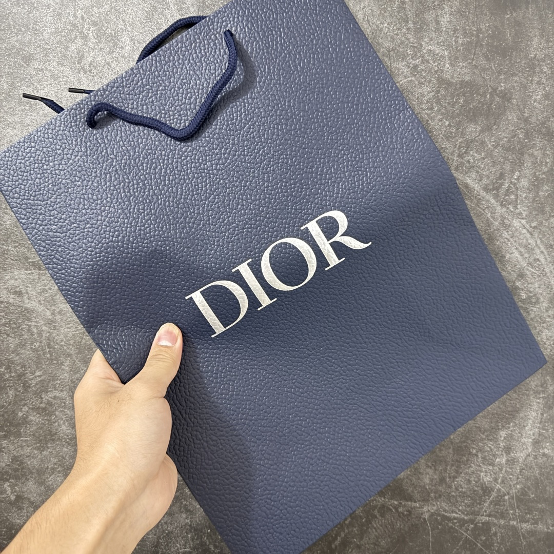 图片[13]-【佛山超A版】Dior 迪奥 Squash 系列低帮厚底休闲运动鞋 代购同渠道品质 高端零售 外贸充正专供 原版购入开发 ZP级全套包装 完美楦型 正确卡色 质感媲美原版 细节与原版一致 请注意区分市面通货材 这款乔纳森·安德森 (Jonathan Anderson) 精心设计的 Dior Squash 运动鞋采用鞋面外翻式缝合结构，展现鲜明的现代风范，既舒适又时尚，彰显 Dior 工坊精湛的鞋履制作工艺。柔软和透气的绒面牛皮革搭配经久耐用的尼龙和轻盈鞋底，舒适百搭的设计可为各式造型提升格调 配送精美包装 ▪️面料： 原版定制进口头层牛皮 ▪️内里：定制进口羊皮网里 ▪️鞋底：原版开模防滑橡胶材质 ▪️底厚：4CM ▪️尺码： 男款39-46-选品中心
