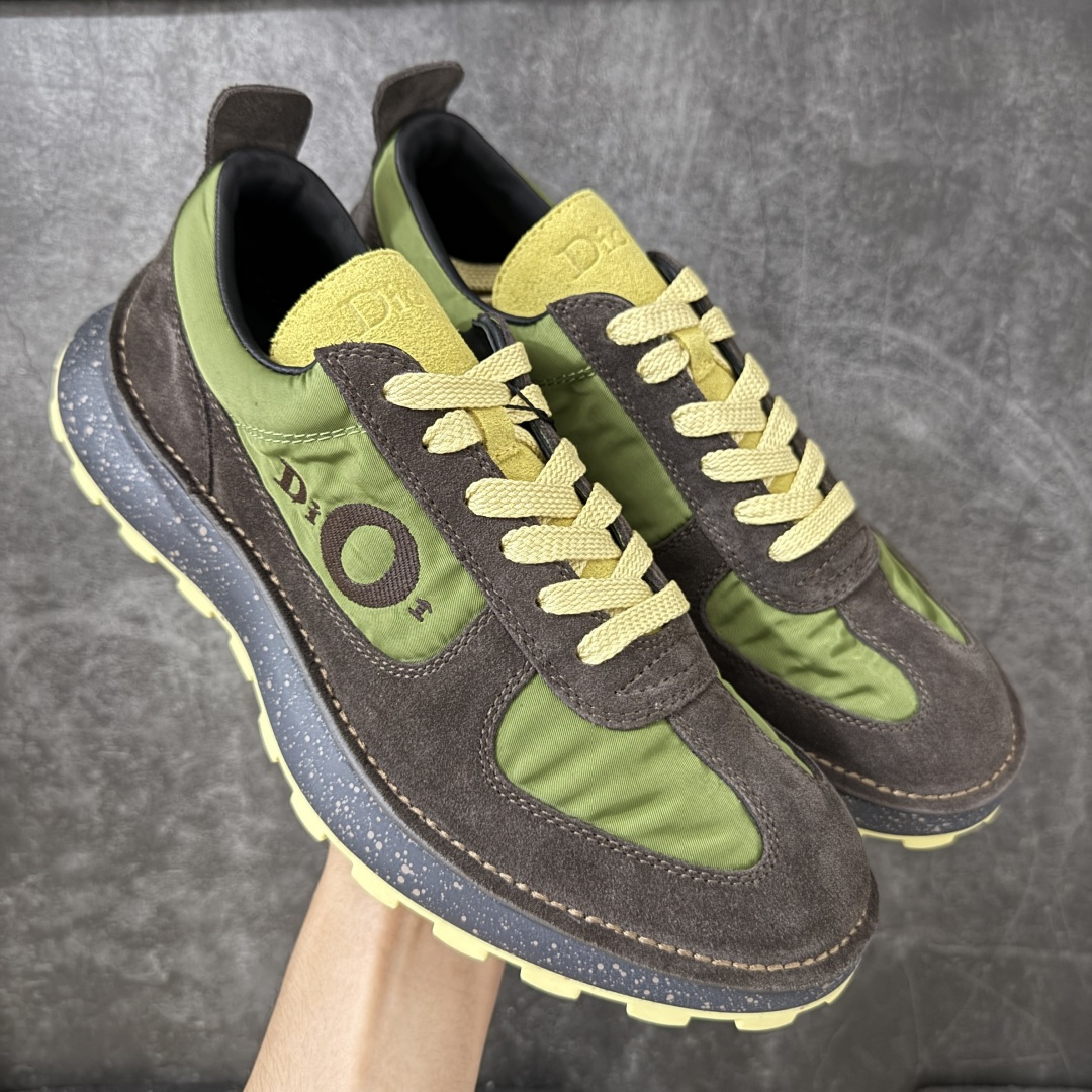 【佛山超A版】Dior 迪奥 Squash 系列低帮厚底休闲运动鞋 代购同渠道品质 高端零售 外贸充正专供 原版购入开发 ZP级全套包装 完美楦型 正确卡色 质感媲美原版 细节与原版一致 请注意区分市面通货材 这款乔纳森·安德森 (Jonathan Anderson) 精心设计的 Dior Squash 运动鞋采用鞋面外翻式缝合结构，展现鲜明的现代风范，既舒适又时尚，彰显 Dior 工坊精湛的鞋履制作工艺。柔软和透气的绒面牛皮革搭配经久耐用的尼龙和轻盈鞋底，舒适百搭的设计可为各式造型提升格调 配送精美包装 ▪️面料： 原版定制进口头层牛皮 ▪️内里：定制进口羊皮网里 ▪️鞋底：原版开模防滑橡胶材质 ▪️底厚：4CM ▪️尺码： 男款39-46-选品中心