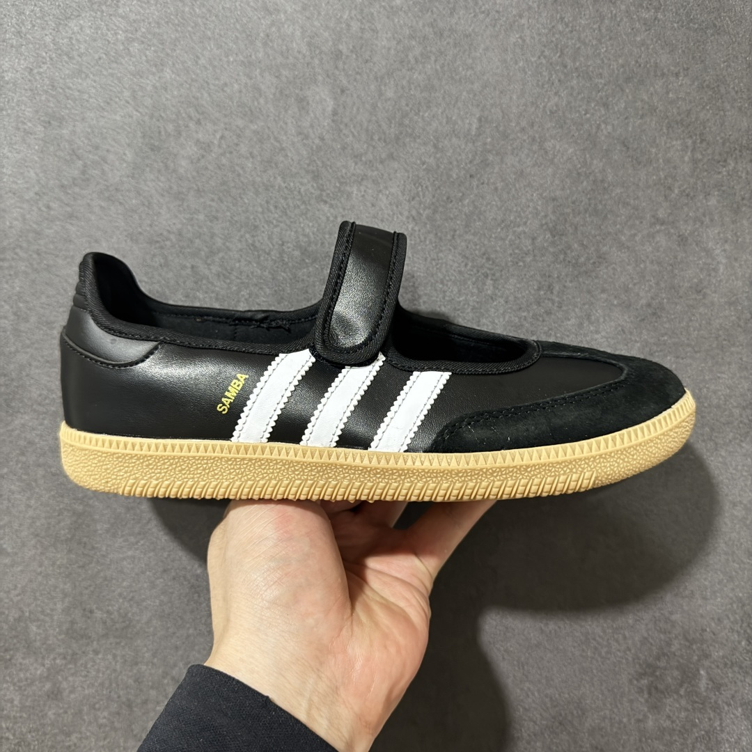 特价【公司级】Adidas Samba Janes阿迪达斯玛丽珍款板鞋懒人一脚蹬运动鞋 Adidas Samba Janes采用皮革材质，Adidas Samba Janes的设计融合了经典与现代元素。它采用了玛丽珍鞋的特色设计，如鞋面上的扣带和环扣装饰，同时保留了Samba鞋的经典三道杠设计和橡胶大底。这款鞋的鞋型修长，中足偏窄，整体贴合感强，适合标准脚型和宽脚型的人群‌ 货号：JH6445 尺码：35 36 36.5 37 38 38.5 39 40 40.5 41 42-选品中心