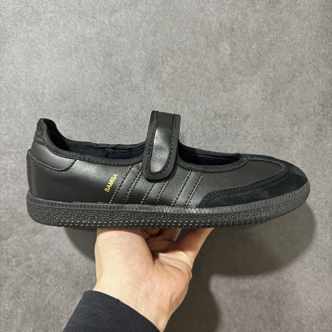 特价【公司级】Adidas Samba Janes阿迪达斯玛丽珍款板鞋懒人一脚蹬运动鞋 Adidas Samba Janes采用皮革材质，Adidas Samba Janes的设计融合了经典与现代元素。它采用了玛丽珍鞋的特色设计，如鞋面上的扣带和环扣装饰，同时保留了Samba鞋的经典三道杠设计和橡胶大底。这款鞋的鞋型修长，中足偏窄，整体贴合感强，适合标准脚型和宽脚型的人群‌ 货号：KZ8175 尺码：35 36 36.5 37 38 38.5 39 40 40.5 41 42-选品中心