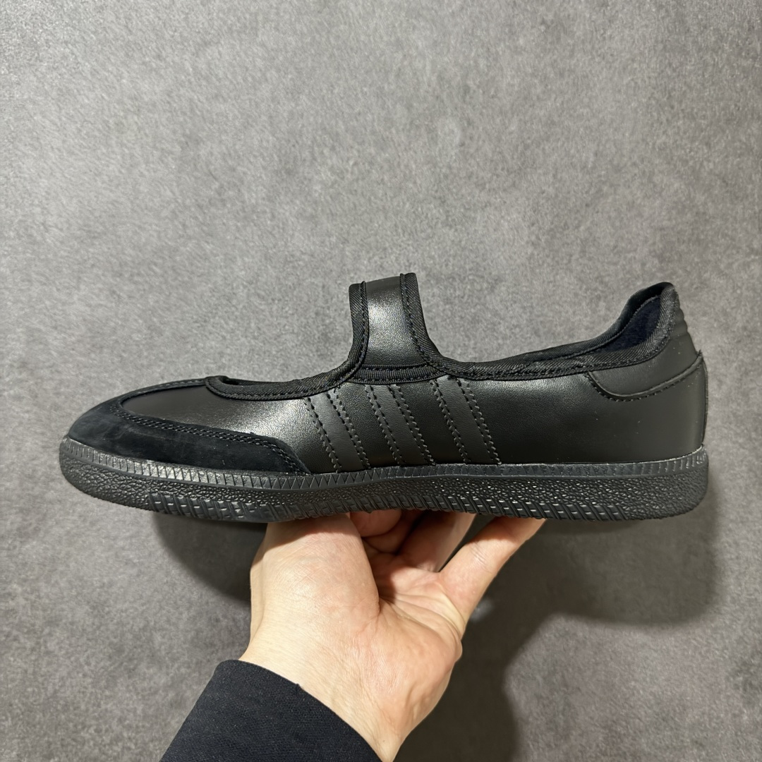 图片[2]-特价【公司级】Adidas Samba Janes阿迪达斯玛丽珍款板鞋懒人一脚蹬运动鞋 Adidas Samba Janes采用皮革材质，Adidas Samba Janes的设计融合了经典与现代元素。它采用了玛丽珍鞋的特色设计，如鞋面上的扣带和环扣装饰，同时保留了Samba鞋的经典三道杠设计和橡胶大底。这款鞋的鞋型修长，中足偏窄，整体贴合感强，适合标准脚型和宽脚型的人群‌ 货号：KZ8175 尺码：35 36 36.5 37 38 38.5 39 40 40.5 41 42-选品中心