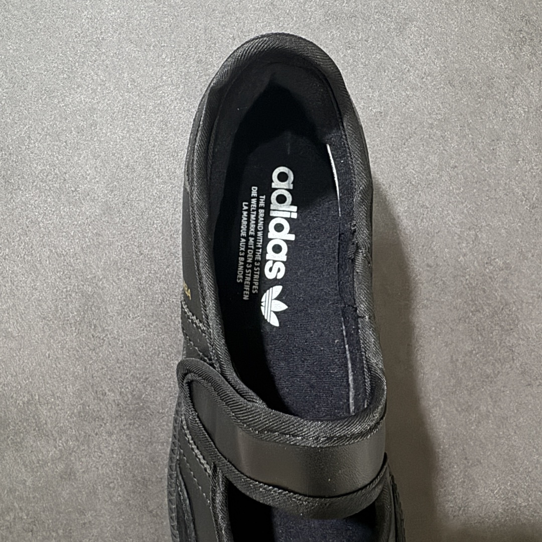图片[7]-特价【公司级】Adidas Samba Janes阿迪达斯玛丽珍款板鞋懒人一脚蹬运动鞋 Adidas Samba Janes采用皮革材质，Adidas Samba Janes的设计融合了经典与现代元素。它采用了玛丽珍鞋的特色设计，如鞋面上的扣带和环扣装饰，同时保留了Samba鞋的经典三道杠设计和橡胶大底。这款鞋的鞋型修长，中足偏窄，整体贴合感强，适合标准脚型和宽脚型的人群‌ 货号：KZ8175 尺码：35 36 36.5 37 38 38.5 39 40 40.5 41 42-选品中心
