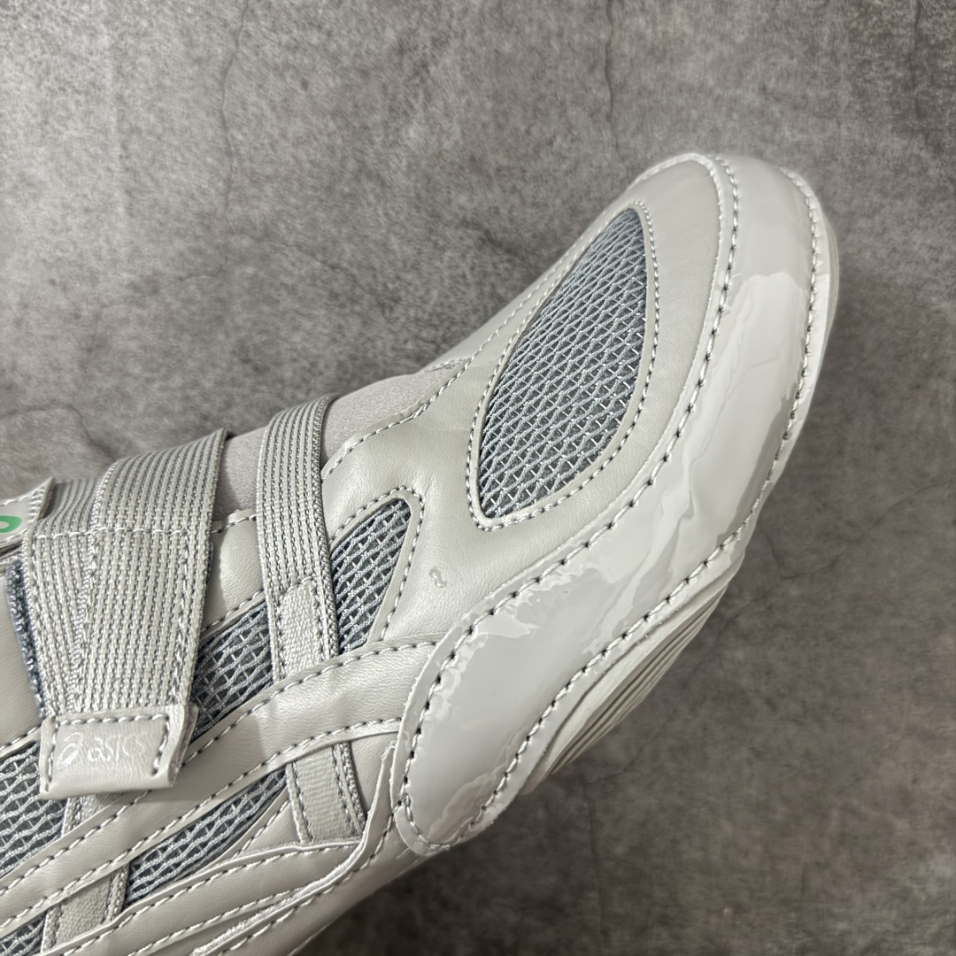图片[6]-【原厂版】ASICS × ISSEY MIYAKE 亚瑟士三宅一生联名Hyper Taping魔术贴运动鞋 亚瑟士与三宅一生联名打造的低帮休闲运动鞋，通体全黑配色，融合亚瑟士运动机能基底与三宅一生解构极简设计，采用网布+亮面皮革拼接搭配双魔术贴绑带，是双方联名系列核心鞋款，兼顾专业运动脚感与先锋日式穿搭美学。 鞋面高弹透气蜂窝网布搭配亮面软质皮革分片拼接，皮革压印亚瑟士经典虎爪条纹，分层精密车线塑造立体结构；鞋身侧部印有浅粉色issey miyake品牌标识，双平行可调节魔术贴绑带替代传统鞋带，后跟配置同色系织带提拉环，穿脱便捷；鞋头皮革加固，圆头版型适配各类脚型。 内里与鞋垫：透气针织内衬，搭载亚瑟士专业缓震发泡鞋垫，均匀分散足底压力，长时间行走透气不闷脚。亚瑟士一体成型柔韧防滑橡胶薄底，底部分布环形防滑纹路，弯折形变能力优异，轻量化设计无负重，适配城市通勤、短途行走 尺码：36-46-选品中心