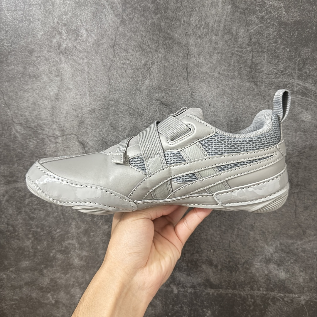 图片[2]-【原厂版】ASICS × ISSEY MIYAKE 亚瑟士三宅一生联名Hyper Taping魔术贴运动鞋 亚瑟士与三宅一生联名打造的低帮休闲运动鞋，通体全黑配色，融合亚瑟士运动机能基底与三宅一生解构极简设计，采用网布+亮面皮革拼接搭配双魔术贴绑带，是双方联名系列核心鞋款，兼顾专业运动脚感与先锋日式穿搭美学。 鞋面高弹透气蜂窝网布搭配亮面软质皮革分片拼接，皮革压印亚瑟士经典虎爪条纹，分层精密车线塑造立体结构；鞋身侧部印有浅粉色issey miyake品牌标识，双平行可调节魔术贴绑带替代传统鞋带，后跟配置同色系织带提拉环，穿脱便捷；鞋头皮革加固，圆头版型适配各类脚型。 内里与鞋垫：透气针织内衬，搭载亚瑟士专业缓震发泡鞋垫，均匀分散足底压力，长时间行走透气不闷脚。亚瑟士一体成型柔韧防滑橡胶薄底，底部分布环形防滑纹路，弯折形变能力优异，轻量化设计无负重，适配城市通勤、短途行走 尺码：36-46-选品中心