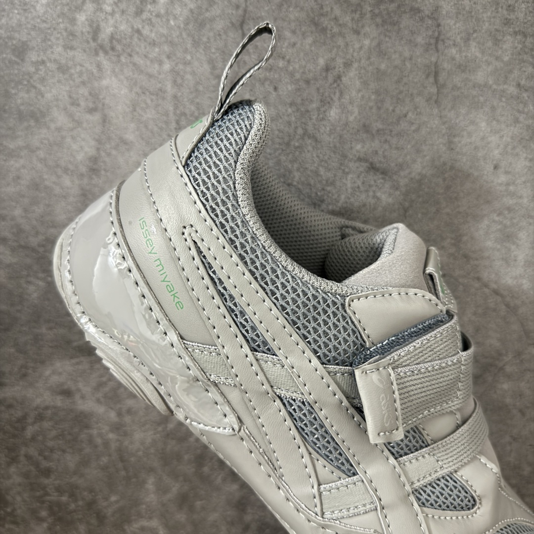 图片[7]-【原厂版】ASICS × ISSEY MIYAKE 亚瑟士三宅一生联名Hyper Taping魔术贴运动鞋 亚瑟士与三宅一生联名打造的低帮休闲运动鞋，通体全黑配色，融合亚瑟士运动机能基底与三宅一生解构极简设计，采用网布+亮面皮革拼接搭配双魔术贴绑带，是双方联名系列核心鞋款，兼顾专业运动脚感与先锋日式穿搭美学。 鞋面高弹透气蜂窝网布搭配亮面软质皮革分片拼接，皮革压印亚瑟士经典虎爪条纹，分层精密车线塑造立体结构；鞋身侧部印有浅粉色issey miyake品牌标识，双平行可调节魔术贴绑带替代传统鞋带，后跟配置同色系织带提拉环，穿脱便捷；鞋头皮革加固，圆头版型适配各类脚型。 内里与鞋垫：透气针织内衬，搭载亚瑟士专业缓震发泡鞋垫，均匀分散足底压力，长时间行走透气不闷脚。亚瑟士一体成型柔韧防滑橡胶薄底，底部分布环形防滑纹路，弯折形变能力优异，轻量化设计无负重，适配城市通勤、短途行走 尺码：36-46-选品中心