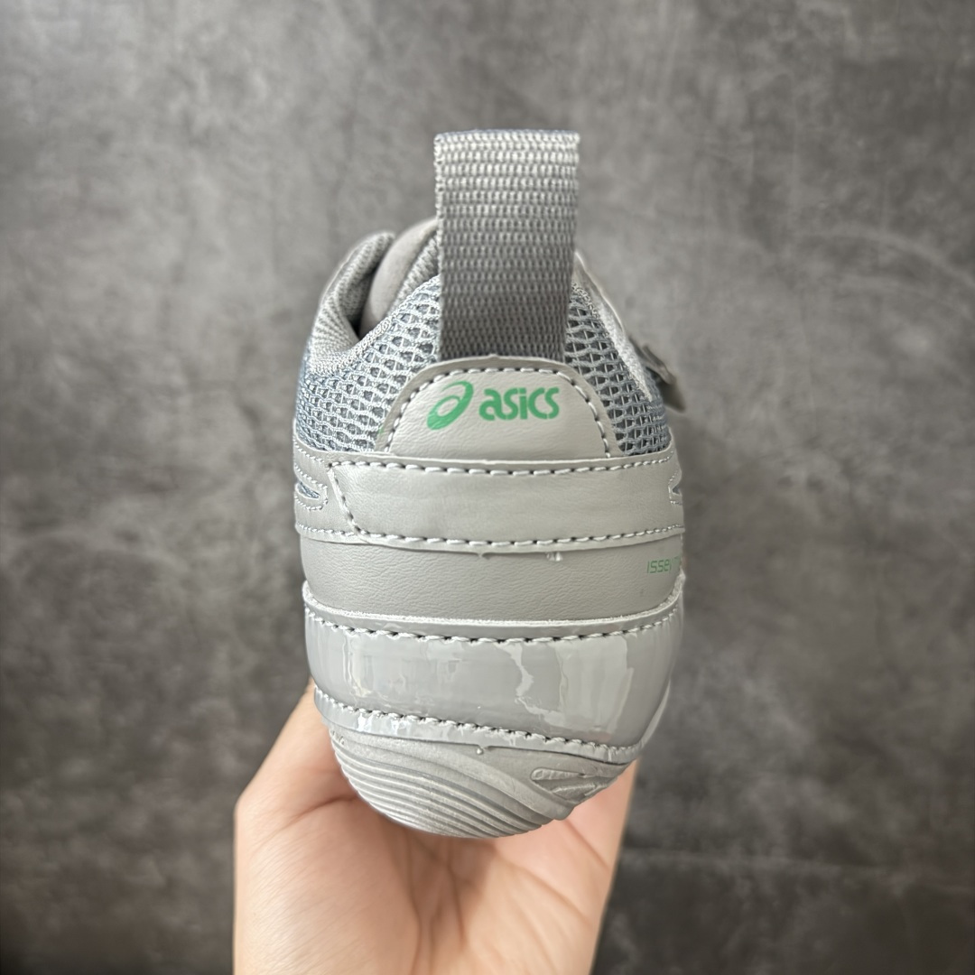 图片[4]-【原厂版】ASICS × ISSEY MIYAKE 亚瑟士三宅一生联名Hyper Taping魔术贴运动鞋 亚瑟士与三宅一生联名打造的低帮休闲运动鞋，通体全黑配色，融合亚瑟士运动机能基底与三宅一生解构极简设计，采用网布+亮面皮革拼接搭配双魔术贴绑带，是双方联名系列核心鞋款，兼顾专业运动脚感与先锋日式穿搭美学。 鞋面高弹透气蜂窝网布搭配亮面软质皮革分片拼接，皮革压印亚瑟士经典虎爪条纹，分层精密车线塑造立体结构；鞋身侧部印有浅粉色issey miyake品牌标识，双平行可调节魔术贴绑带替代传统鞋带，后跟配置同色系织带提拉环，穿脱便捷；鞋头皮革加固，圆头版型适配各类脚型。 内里与鞋垫：透气针织内衬，搭载亚瑟士专业缓震发泡鞋垫，均匀分散足底压力，长时间行走透气不闷脚。亚瑟士一体成型柔韧防滑橡胶薄底，底部分布环形防滑纹路，弯折形变能力优异，轻量化设计无负重，适配城市通勤、短途行走 尺码：36-46-选品中心