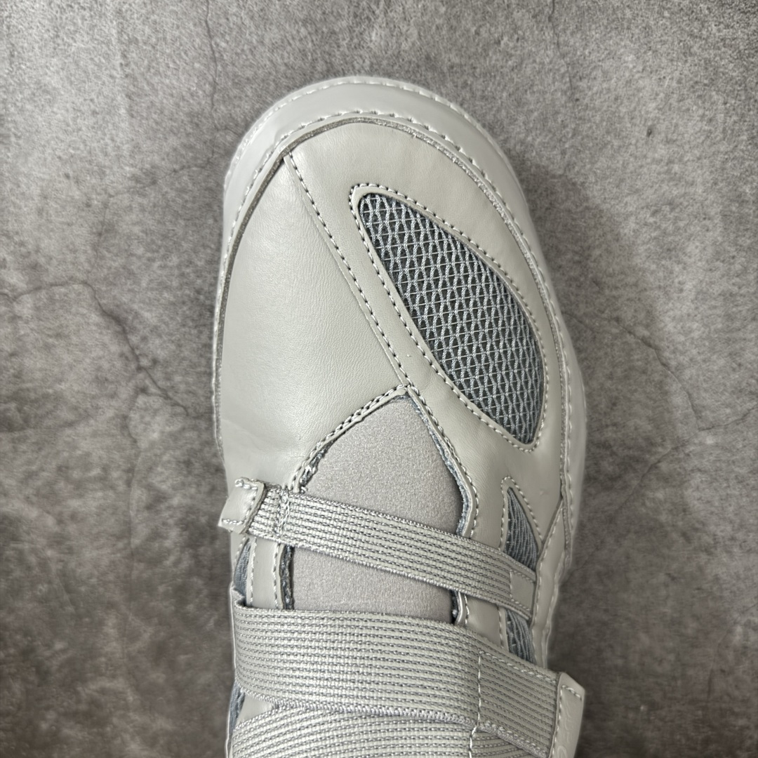 图片[5]-【原厂版】ASICS × ISSEY MIYAKE 亚瑟士三宅一生联名Hyper Taping魔术贴运动鞋 亚瑟士与三宅一生联名打造的低帮休闲运动鞋，通体全黑配色，融合亚瑟士运动机能基底与三宅一生解构极简设计，采用网布+亮面皮革拼接搭配双魔术贴绑带，是双方联名系列核心鞋款，兼顾专业运动脚感与先锋日式穿搭美学。 鞋面高弹透气蜂窝网布搭配亮面软质皮革分片拼接，皮革压印亚瑟士经典虎爪条纹，分层精密车线塑造立体结构；鞋身侧部印有浅粉色issey miyake品牌标识，双平行可调节魔术贴绑带替代传统鞋带，后跟配置同色系织带提拉环，穿脱便捷；鞋头皮革加固，圆头版型适配各类脚型。 内里与鞋垫：透气针织内衬，搭载亚瑟士专业缓震发泡鞋垫，均匀分散足底压力，长时间行走透气不闷脚。亚瑟士一体成型柔韧防滑橡胶薄底，底部分布环形防滑纹路，弯折形变能力优异，轻量化设计无负重，适配城市通勤、短途行走 尺码：36-46-选品中心