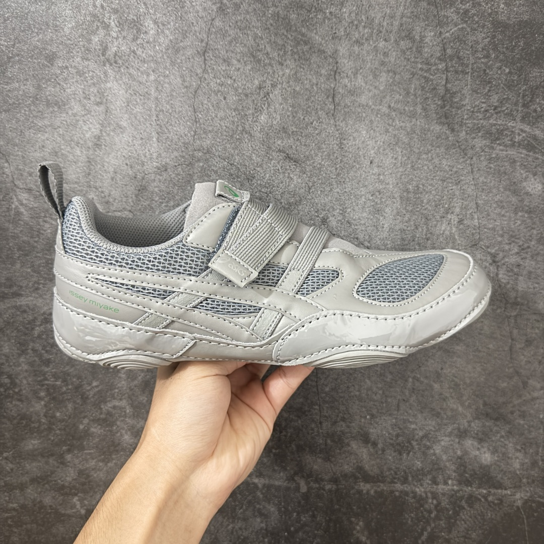 【原厂版】ASICS × ISSEY MIYAKE 亚瑟士三宅一生联名Hyper Taping魔术贴运动鞋 亚瑟士与三宅一生联名打造的低帮休闲运动鞋,通体全黑配色,融合亚瑟士运动机能基底与三宅一生解构极简设计,采用网布+亮面皮革拼接搭配双魔术贴绑带,是双方联名系列核心鞋款,兼顾专业运动脚感与先锋日式穿搭美学。 鞋面高弹透气蜂窝网布搭配亮面软质皮革分片拼接,皮革压印亚瑟士经典虎爪条纹,分层精密车线塑造立体结构;鞋身侧部印有浅粉色issey miyake品牌标识,双平行可调节魔术贴绑带替代传统鞋带,后跟配置同色系织带提拉环,穿脱便捷;鞋头皮革加固,圆头版型适配各类脚型。 内里与鞋垫:透气针织内衬,搭载亚瑟士专业缓震发泡鞋垫,均匀分散足底压力,长时间行走透气不闷脚。亚瑟士一体成型柔韧防滑橡胶薄底,底部分布环形防滑纹路,弯折形变能力优异,轻量化设计无负重,适配城市通勤、短途行走 尺码:36-46-选品中心