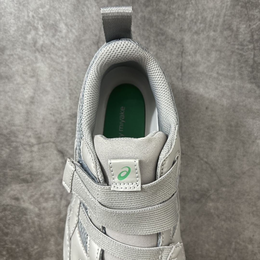 图片[8]-【原厂版】ASICS × ISSEY MIYAKE 亚瑟士三宅一生联名Hyper Taping魔术贴运动鞋 亚瑟士与三宅一生联名打造的低帮休闲运动鞋，通体全黑配色，融合亚瑟士运动机能基底与三宅一生解构极简设计，采用网布+亮面皮革拼接搭配双魔术贴绑带，是双方联名系列核心鞋款，兼顾专业运动脚感与先锋日式穿搭美学。 鞋面高弹透气蜂窝网布搭配亮面软质皮革分片拼接，皮革压印亚瑟士经典虎爪条纹，分层精密车线塑造立体结构；鞋身侧部印有浅粉色issey miyake品牌标识，双平行可调节魔术贴绑带替代传统鞋带，后跟配置同色系织带提拉环，穿脱便捷；鞋头皮革加固，圆头版型适配各类脚型。 内里与鞋垫：透气针织内衬，搭载亚瑟士专业缓震发泡鞋垫，均匀分散足底压力，长时间行走透气不闷脚。亚瑟士一体成型柔韧防滑橡胶薄底，底部分布环形防滑纹路，弯折形变能力优异，轻量化设计无负重，适配城市通勤、短途行走 尺码：36-46-选品中心