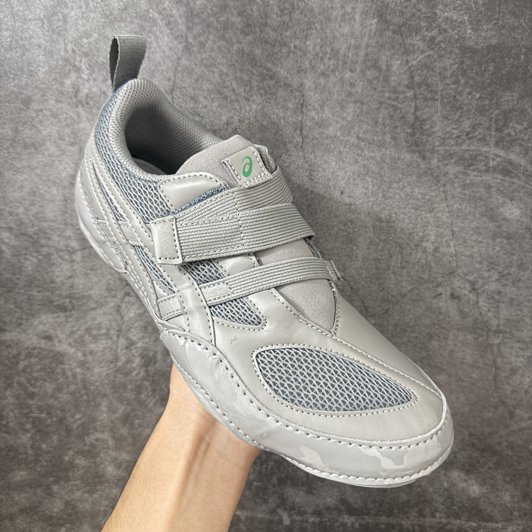 图片[3]-【原厂版】ASICS × ISSEY MIYAKE 亚瑟士三宅一生联名Hyper Taping魔术贴运动鞋 亚瑟士与三宅一生联名打造的低帮休闲运动鞋，通体全黑配色，融合亚瑟士运动机能基底与三宅一生解构极简设计，采用网布+亮面皮革拼接搭配双魔术贴绑带，是双方联名系列核心鞋款，兼顾专业运动脚感与先锋日式穿搭美学。 鞋面高弹透气蜂窝网布搭配亮面软质皮革分片拼接，皮革压印亚瑟士经典虎爪条纹，分层精密车线塑造立体结构；鞋身侧部印有浅粉色issey miyake品牌标识，双平行可调节魔术贴绑带替代传统鞋带，后跟配置同色系织带提拉环，穿脱便捷；鞋头皮革加固，圆头版型适配各类脚型。 内里与鞋垫：透气针织内衬，搭载亚瑟士专业缓震发泡鞋垫，均匀分散足底压力，长时间行走透气不闷脚。亚瑟士一体成型柔韧防滑橡胶薄底，底部分布环形防滑纹路，弯折形变能力优异，轻量化设计无负重，适配城市通勤、短途行走 尺码：36-46-选品中心
