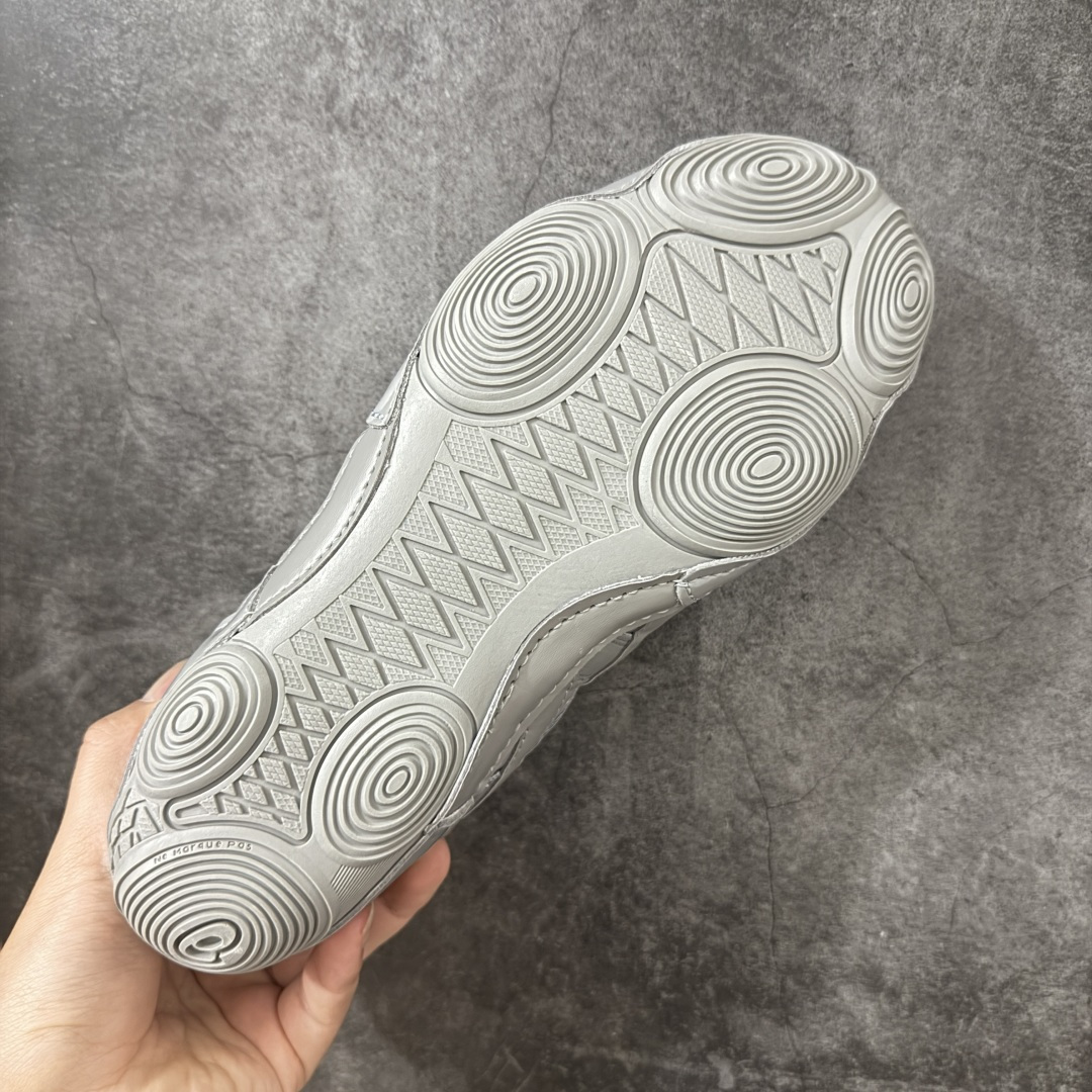 图片[9]-【原厂版】ASICS × ISSEY MIYAKE 亚瑟士三宅一生联名Hyper Taping魔术贴运动鞋 亚瑟士与三宅一生联名打造的低帮休闲运动鞋，通体全黑配色，融合亚瑟士运动机能基底与三宅一生解构极简设计，采用网布+亮面皮革拼接搭配双魔术贴绑带，是双方联名系列核心鞋款，兼顾专业运动脚感与先锋日式穿搭美学。 鞋面高弹透气蜂窝网布搭配亮面软质皮革分片拼接，皮革压印亚瑟士经典虎爪条纹，分层精密车线塑造立体结构；鞋身侧部印有浅粉色issey miyake品牌标识，双平行可调节魔术贴绑带替代传统鞋带，后跟配置同色系织带提拉环，穿脱便捷；鞋头皮革加固，圆头版型适配各类脚型。 内里与鞋垫：透气针织内衬，搭载亚瑟士专业缓震发泡鞋垫，均匀分散足底压力，长时间行走透气不闷脚。亚瑟士一体成型柔韧防滑橡胶薄底，底部分布环形防滑纹路，弯折形变能力优异，轻量化设计无负重，适配城市通勤、短途行走 尺码：36-46-选品中心